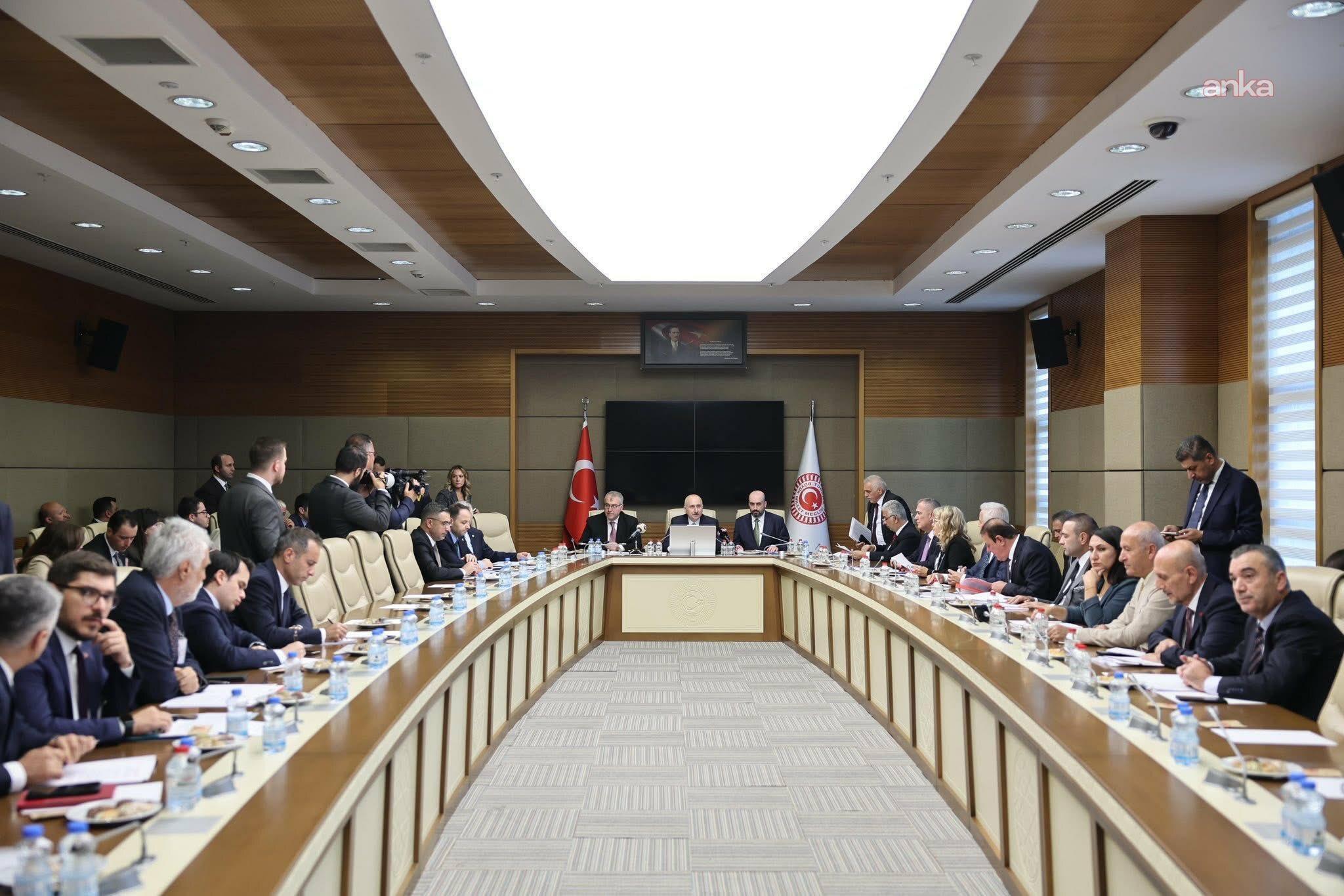 Belediye şirketlerine Cumhurbaşkanı onayı şartı düzenlemesini de içeren kanun teklifi, Bayındırlık Komisyonu'nda kabul edildi