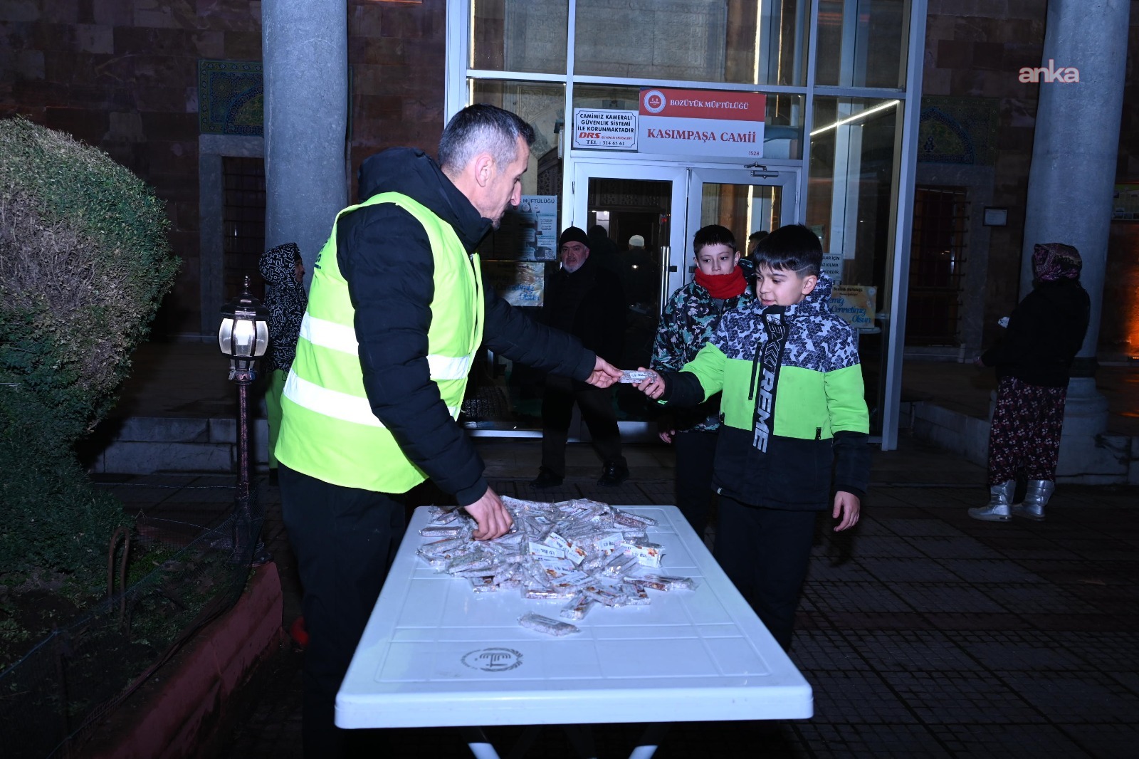 Bozüyük Belediyesi'nden kandil dolayısıyla vatandaşlara cezerye ikramı