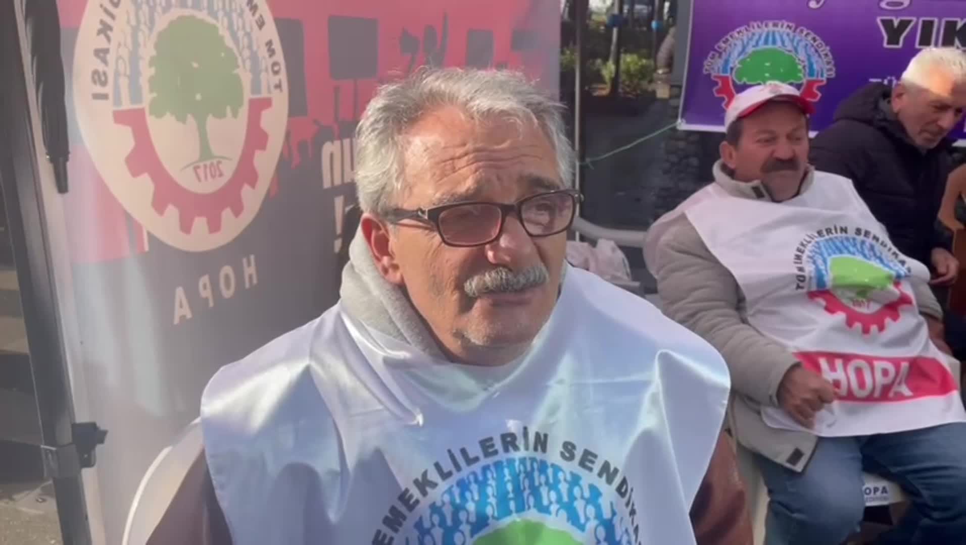 Hopa'da emeklilerin oturma eylemi devam ediyor: 23 yıldır ülkeyi yöneten bu iktidar, bizi dilenci durumuna düşürdü