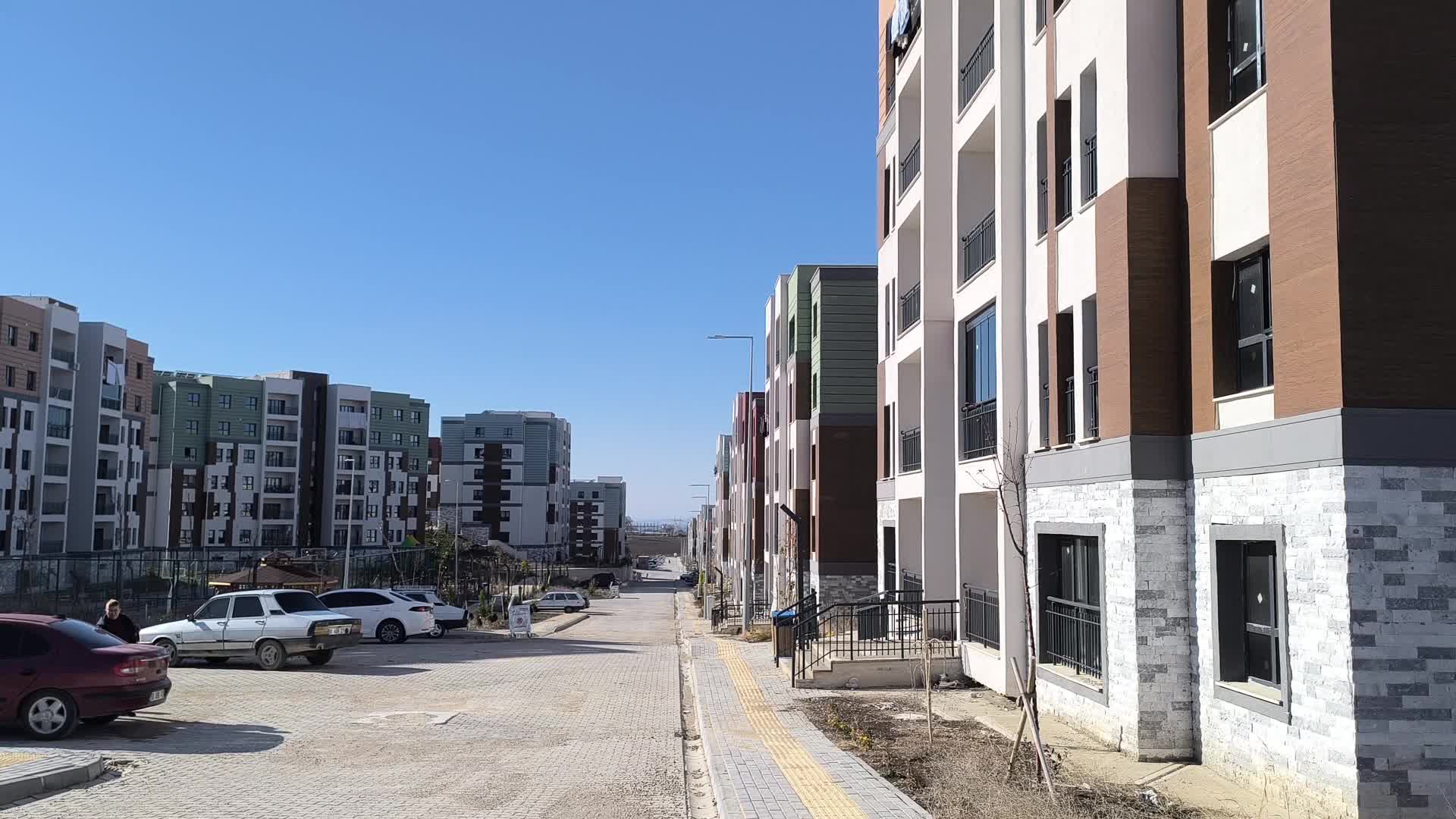 Adana Büyükşehir Belediyesi, tüm imkanlarıyla su baskınlarından etkilenen vatandaşların yanında