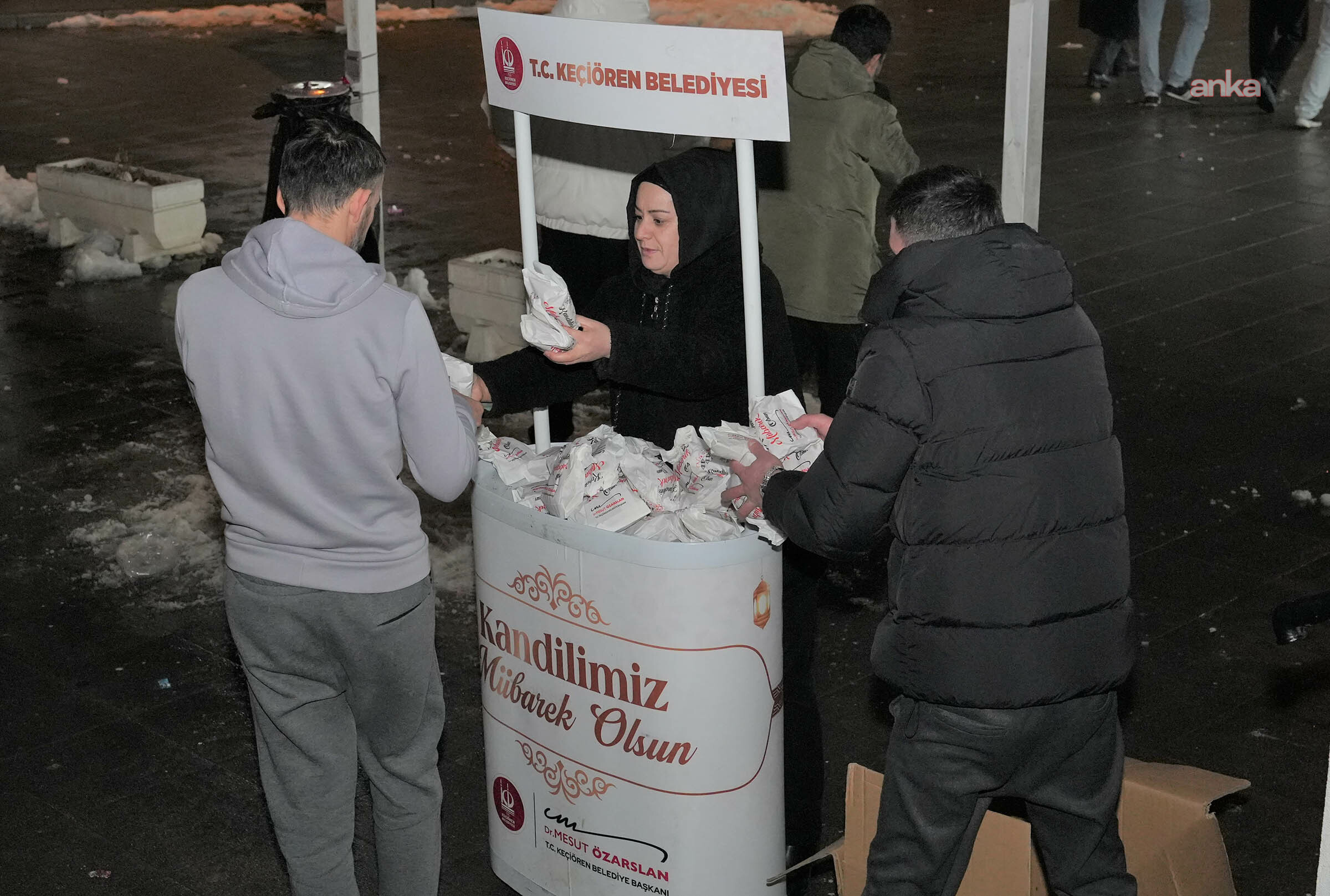 Keçiören Belediyesi'nden vatandaşlara kandil simidi ikramı