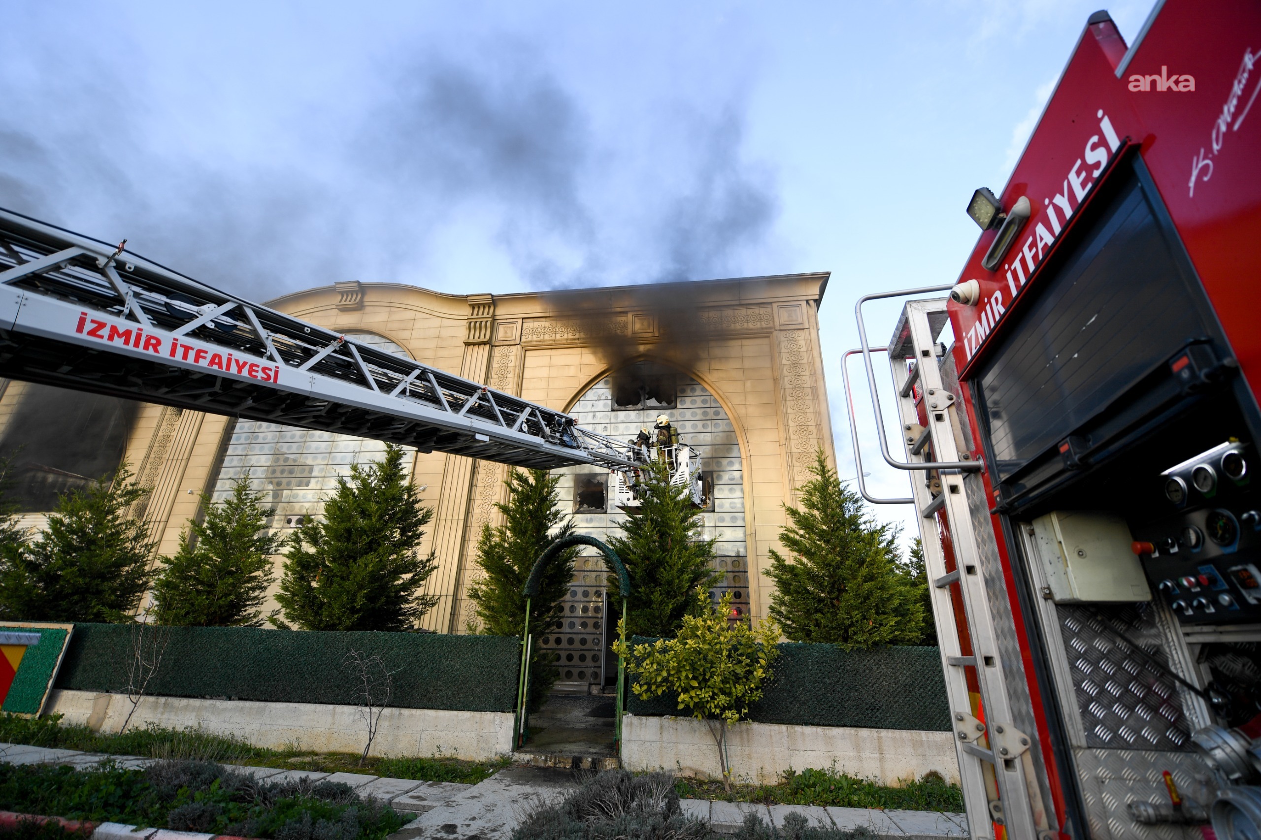 Menderes’te fabrika yangını kısa sürede kontrol altına alındı