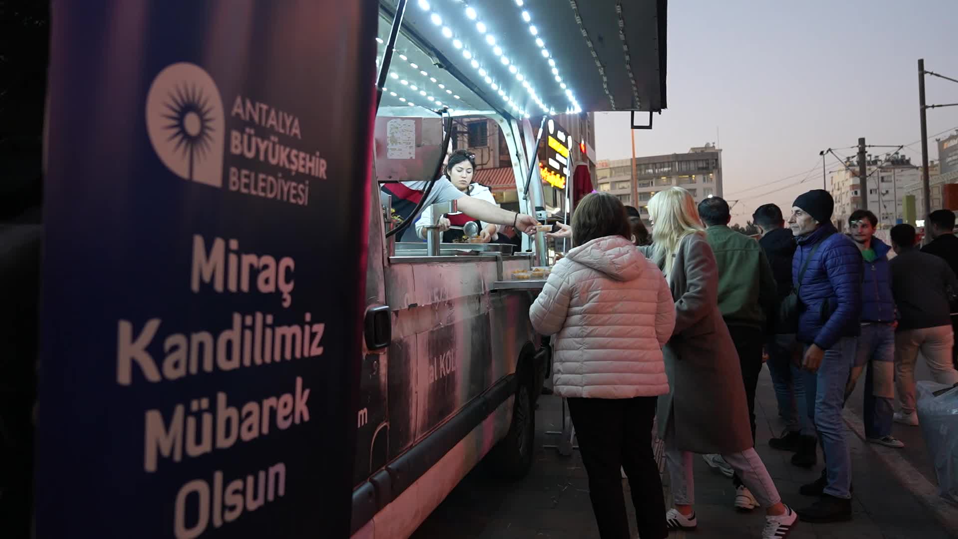 Antalya Büyükşehir Belediyesi'nden vatandaşlara kandil simidi ve lokma ikramı