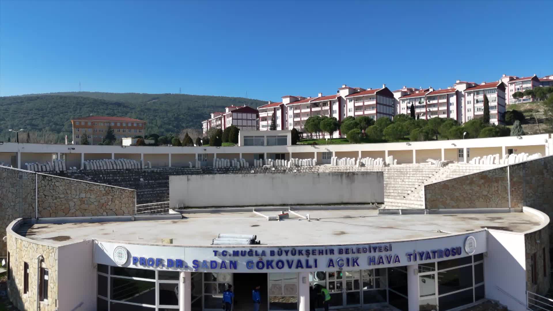 Muğla Büyükşehir Belediyesi, Şadan Gökovalı Açık Hava Tiyatrosu’nda yenileme çalışmalarını sürdürüyor
