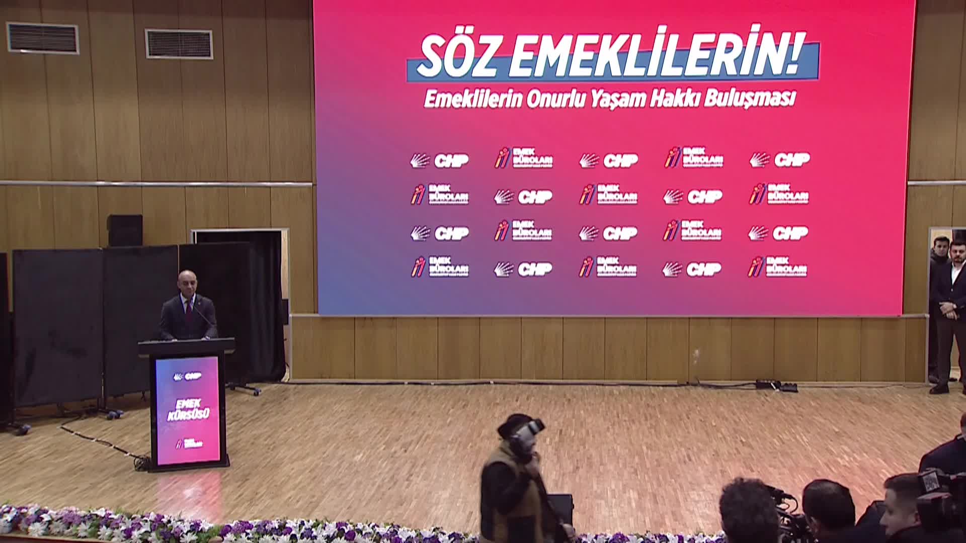 CHP'nin "Emeklilerin Onurlu Yaşam Hakkı Buluşması"... SSK emeklisi Hasan Şenses: 35 yıllık çalışmanın sonucunda emekli oldum ama sefalet ve çaresizlik dolu bir yaşam bizi bekliyor