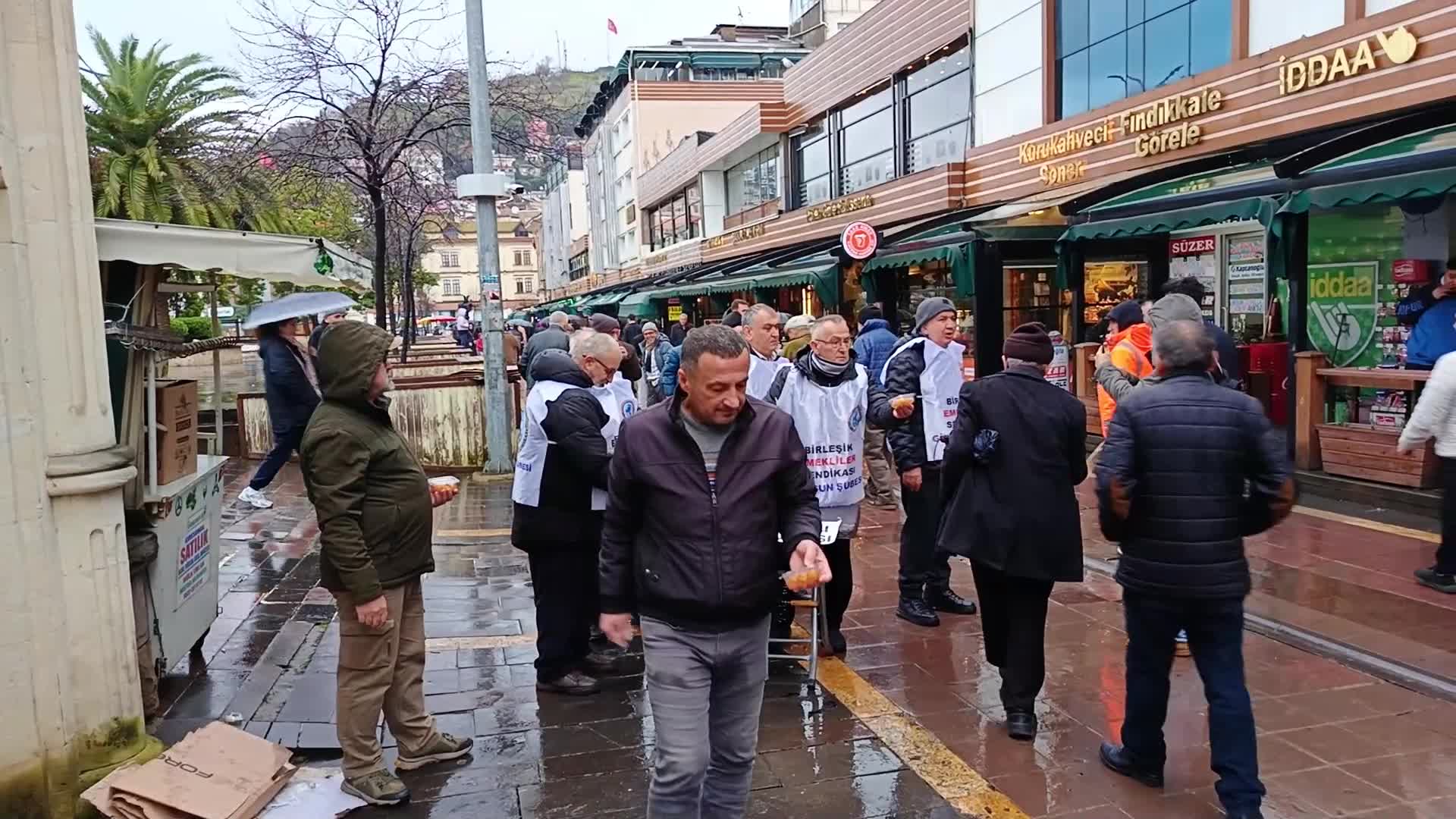 Emekliler Giresun'da lokma dağıttı: Yapılmayan zamlarla beraber emekli vefat etmiştir. Hükümetin de gözü aydın