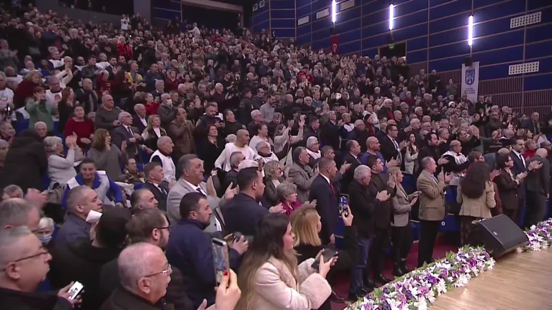 CHP'nin "Emeklilerin Onurlu Yaşam Hakkı Buluşması"... Özgür Özel: “Emeklinin itirazını duymayan kaçsın. Sandığa kadar kovalayacağız sizi”