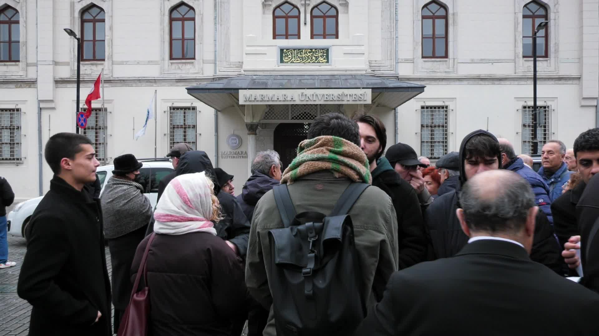 Marmara Üniversitesi mezunları, Sultanahmet'teki rektörlük binasının Uluslararası İslam, Bilim ve Teknoloji Üniversitesi'ne tahsis edilmesini protesto etti