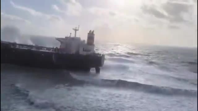 Bozcaada’da karaya oturan tanker yüzdürülerek kurtarıldı