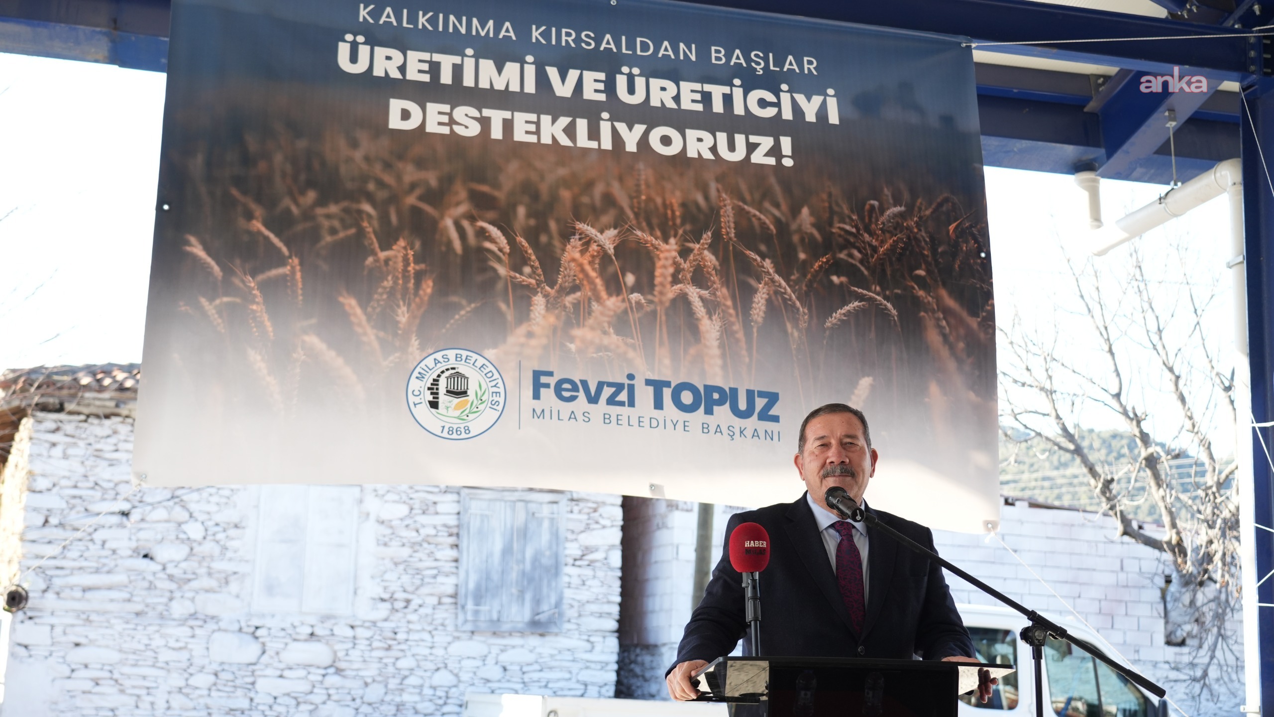 Milas Belediyesi'nden hayvan üreticilerine yem çuvalı ve saman balyası desteği
