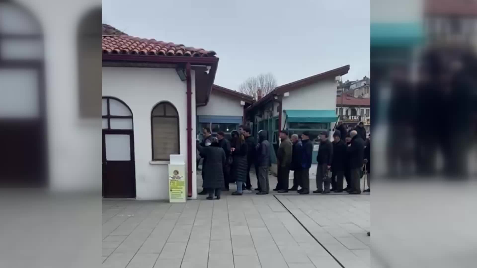 Çorum'da vatandaşlar ücretsiz çorba için kuyruk oluşturdu