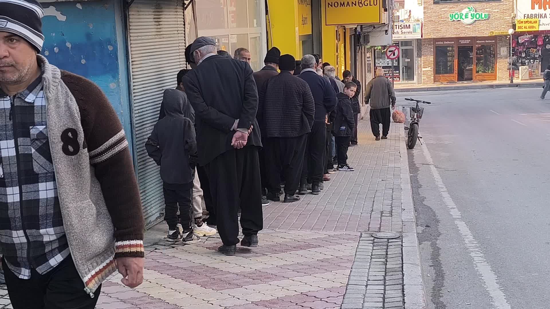 Emekliler ücretsiz yemek kuyruğunda: "Hiç olmazsa bir gün öğünümü savıyorum ne yapayım, aldığım 65'lik maaşı 5 bin 400 lira"