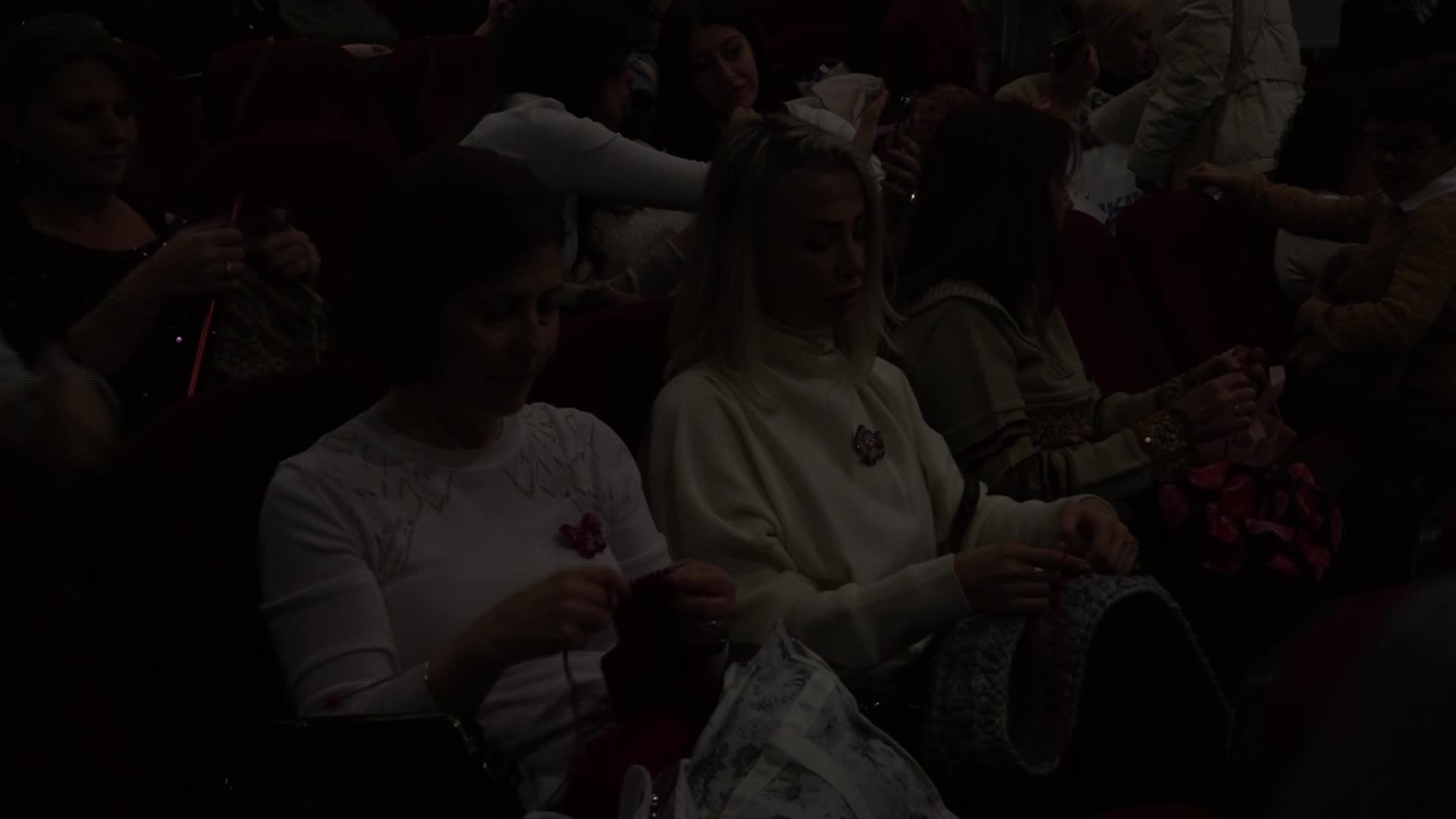 Nilüferli kadınlar, ihtiyaç sahibi çocuklar için bere ve atkı ördü