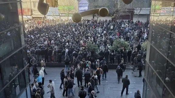 İran’da internet kesintisi 200 saati aştı: İnsan hakları örgütleri protestolarda can kaybının 3 binin üzerine çıktığını belirtiyor