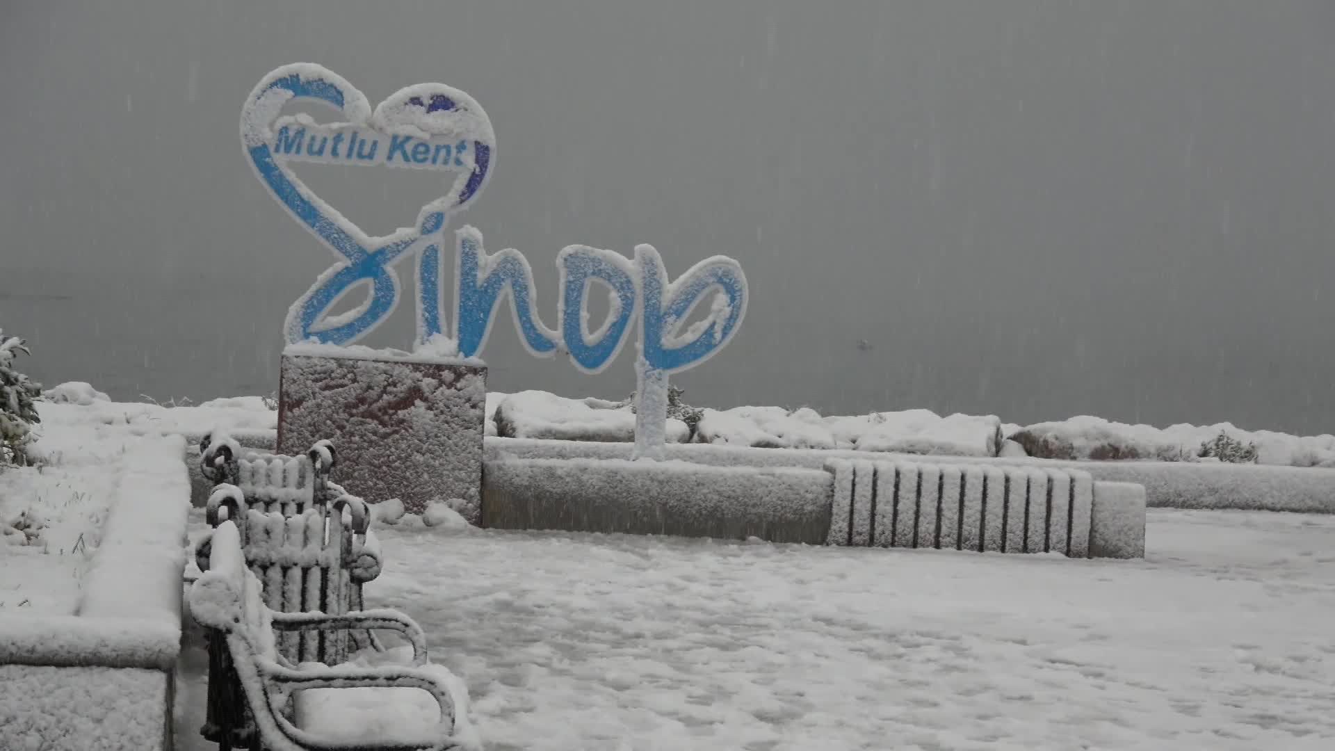 Sinop’ta yoğun kar yağışı nedeniyle 195 köy yolu ulaşıma kapandı