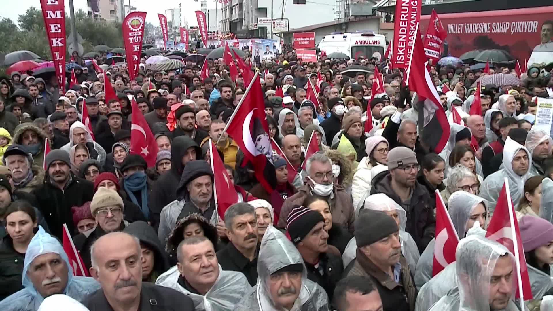 CHP’nin Hatay mitingi: Yağmura rağmen alan doldu, Özgür Özel’in ‘brandalı siyaset’ ve Hataylının isyanı vurgusu öne çıktı