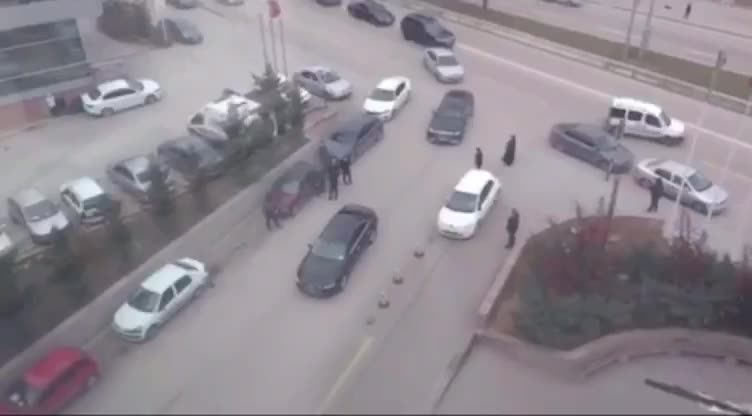 ÇAKICI’NIN KONVOYUNDA ÇAKARLI ARAÇ