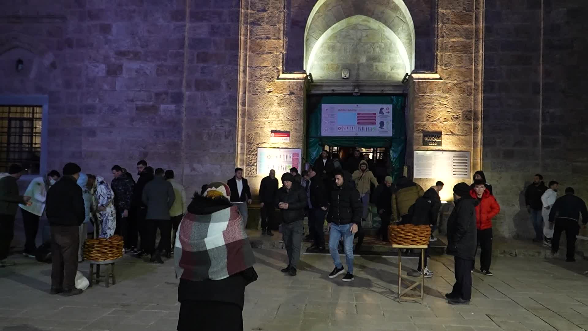 Bursa Büyükşehir Belediyesi'nden vatandaşlara sıcak çorba ikramı