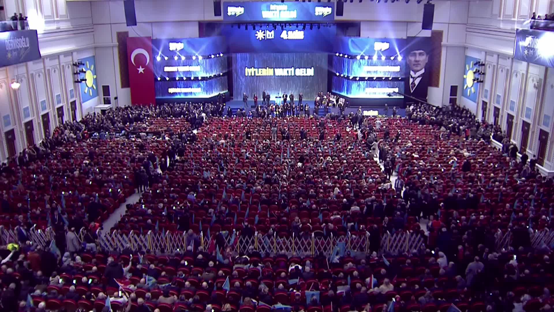 İYİ Parti 4. Olağan Kurultayı yapılıyor... Genel Başkanı Dervişoğlu, salona eşi Nahide Dervişoğlu ile geldi