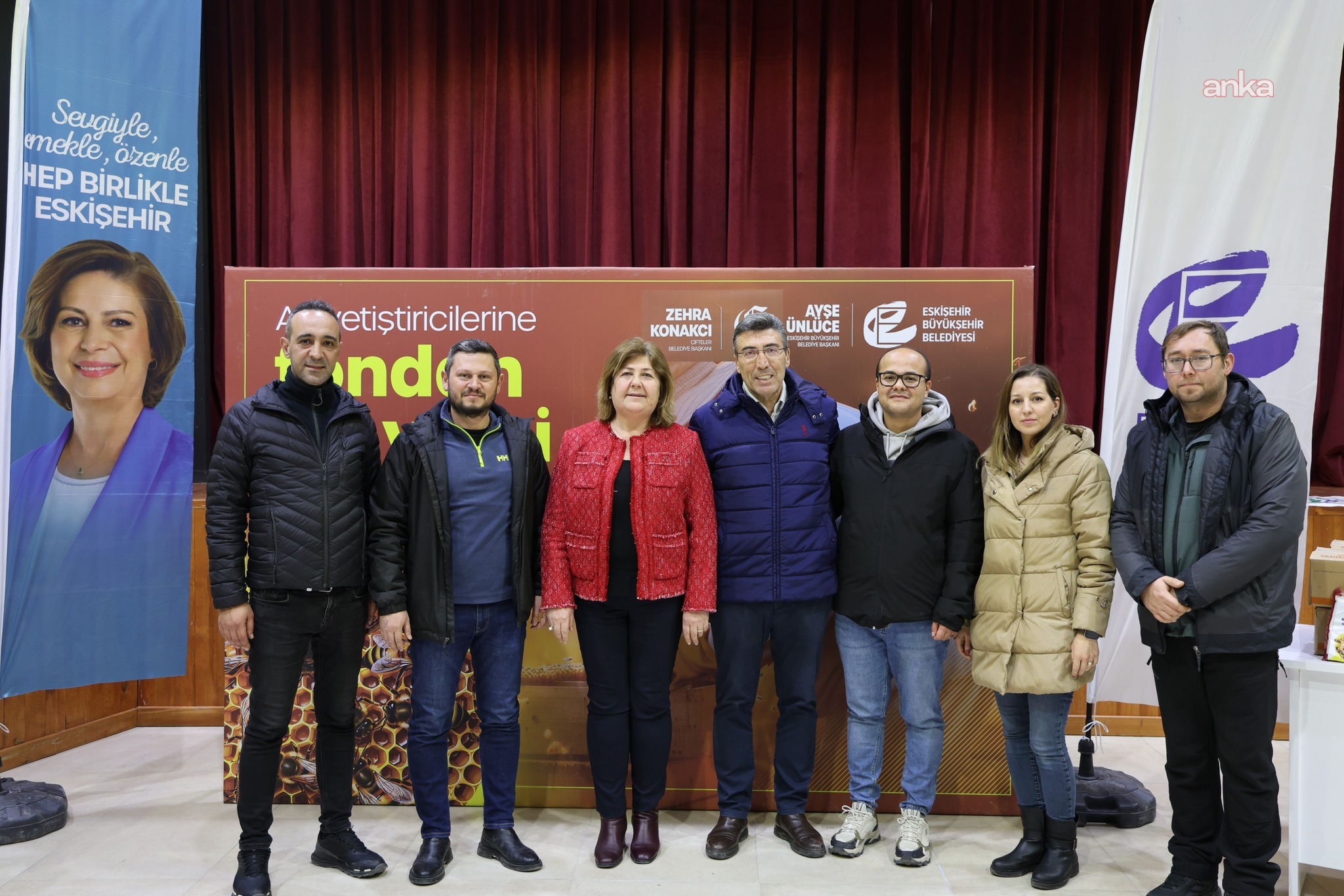 Eskişehir Büyükşehir Belediyesi’nin fondan arı yemi desteği ilçelerde sürüyor