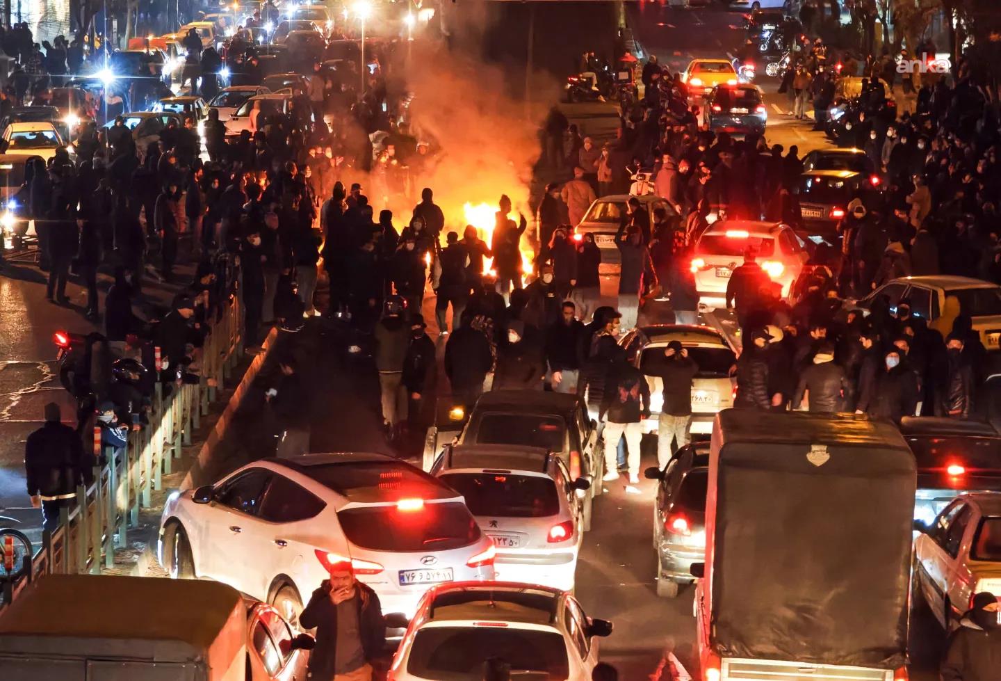 Batı medyası: “İranlı yetkili, ülkedeki protestolarda ölümlerin en az 5 bin olduğunu söyledi”