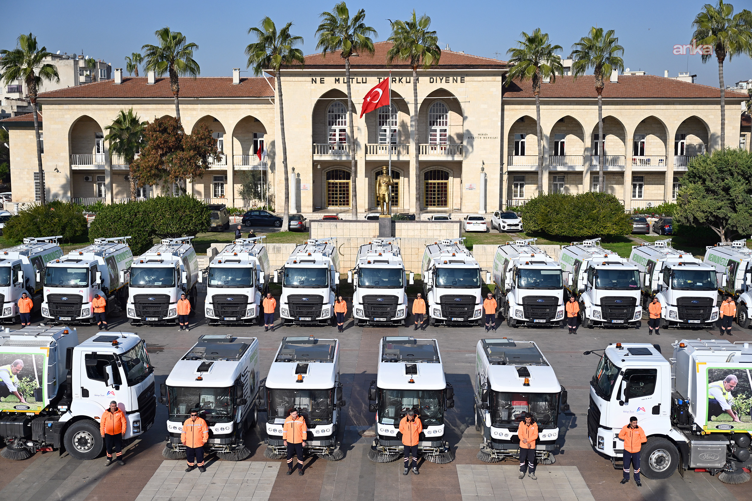 Mersin Büyükşehir Belediyesi'nin temizlik filosuna 22 adet büyük yol süpürme aracı eklendi