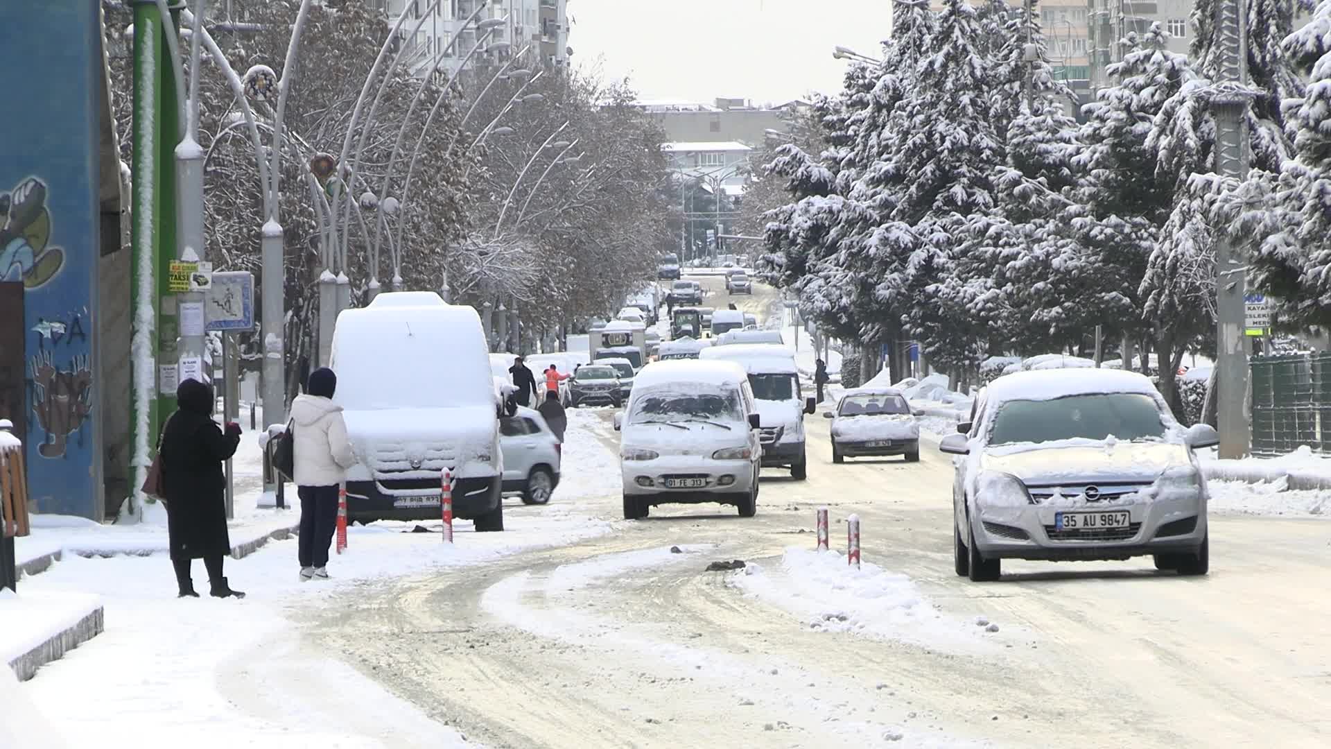 Diyarbakır’da kar yağışı etkisini artırdı: Uçuşlar durdu, meteorolojiden kuvvetli kar ve çığ uyarısı