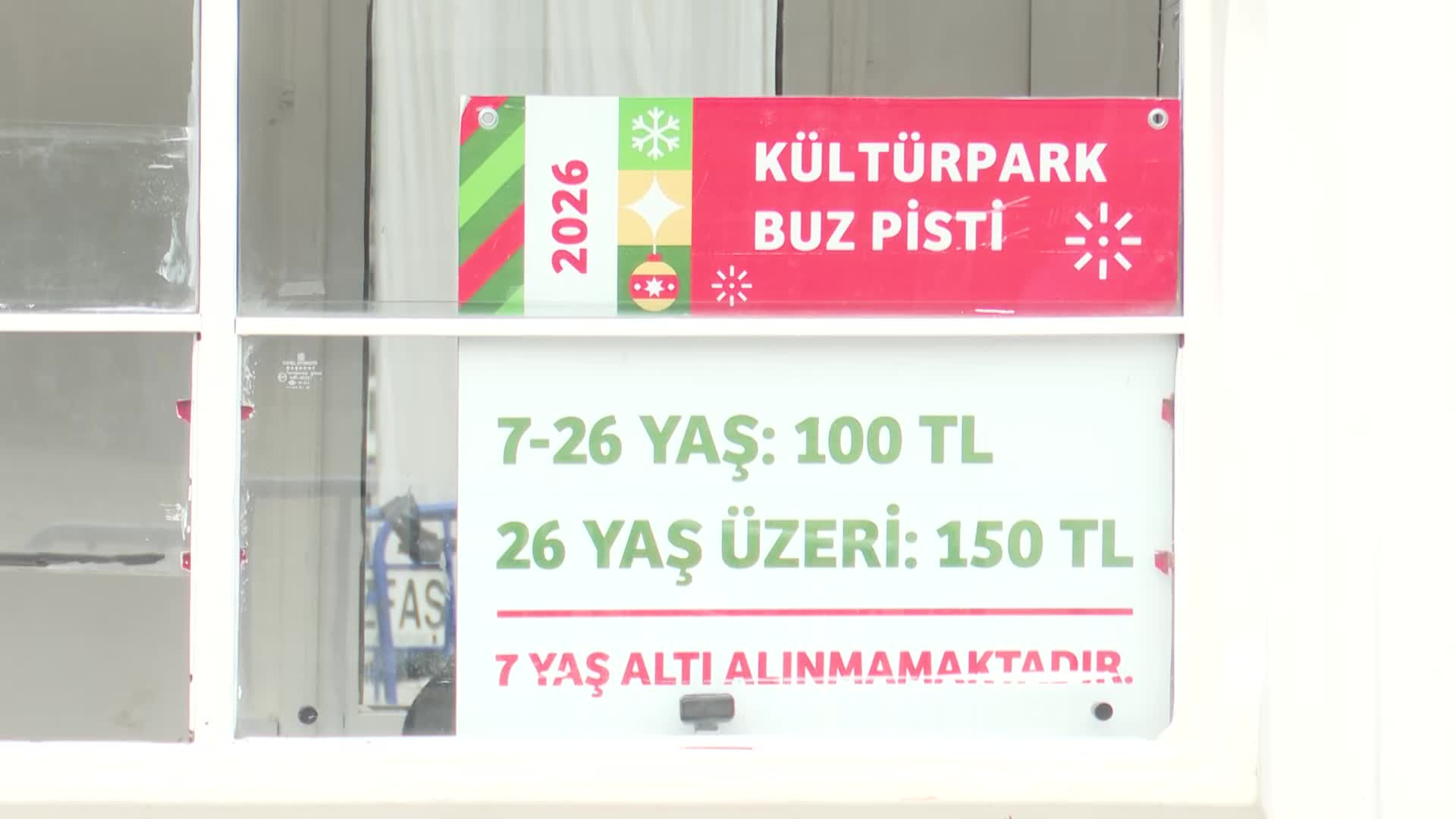 İzmir'de kışın keyfi buzda yaşanıyor