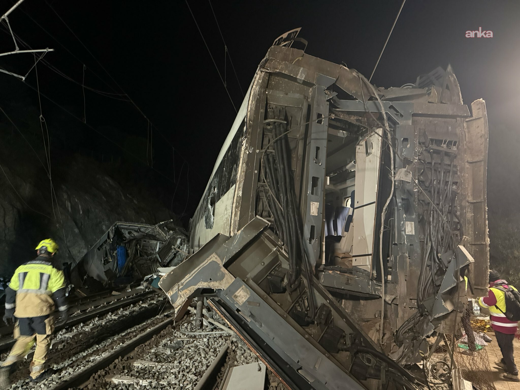 İspanya’da yüksek hızlı trenler çarpıştı: 39 ölü