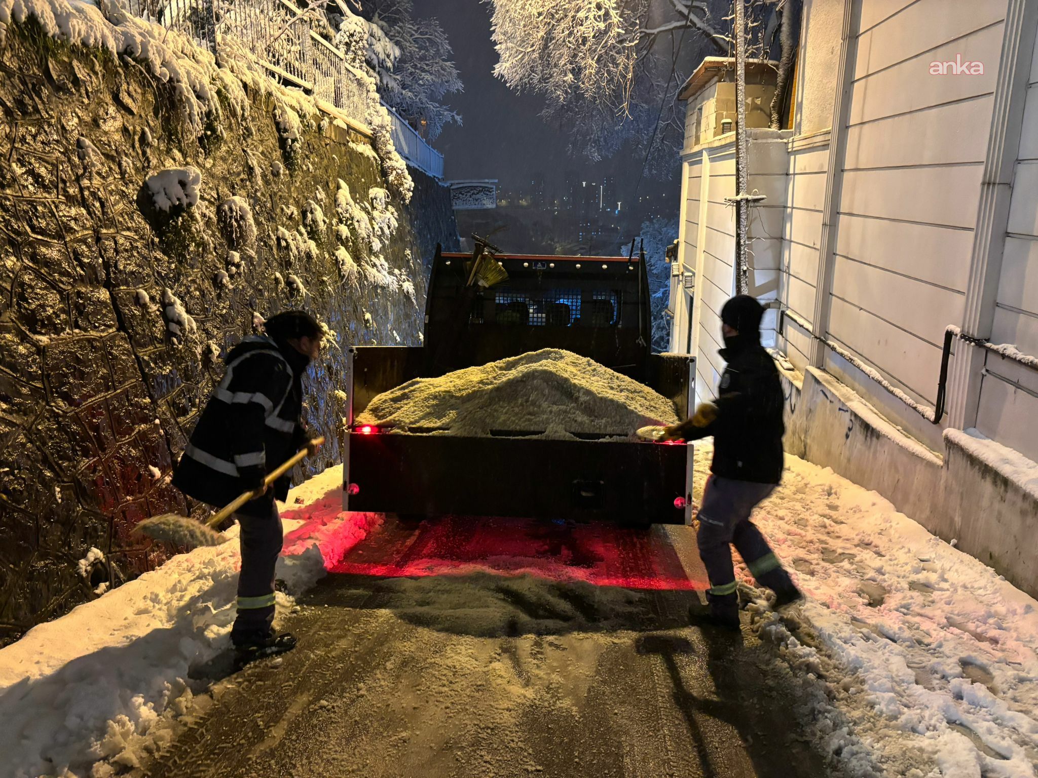 Kartal Belediyesi ekiplerinden kar mesaisi