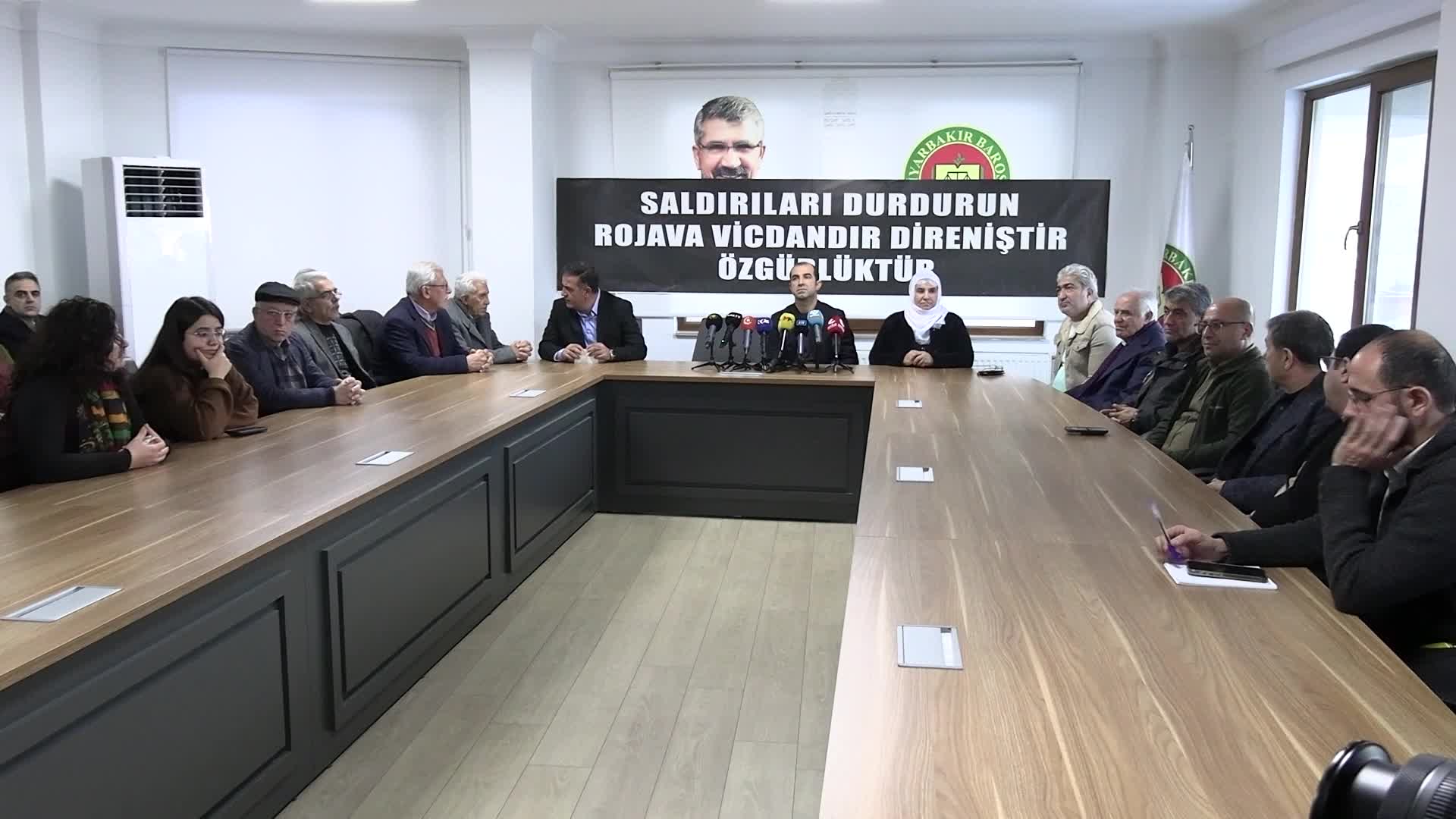 Diyarbakır’daki STK ve siyasi partilerden ortak açıklama: “Türkiye, Kürtler ile Şam yönetimi arasında ortak bir pozitif bir rol oynamalı”