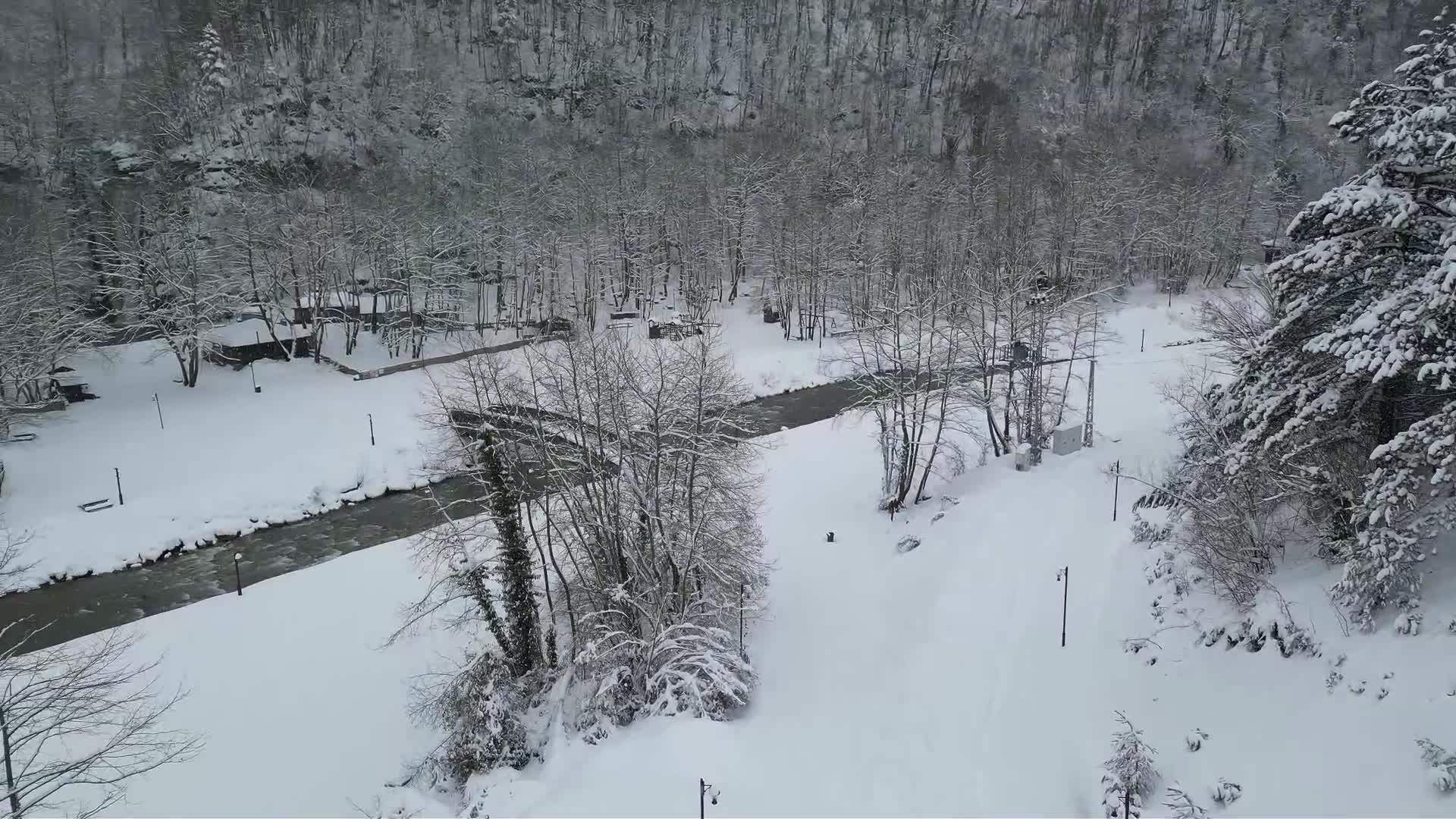 Kar altındaki Erfelek Tatlıca Şelaleleri’nde görsel şölen