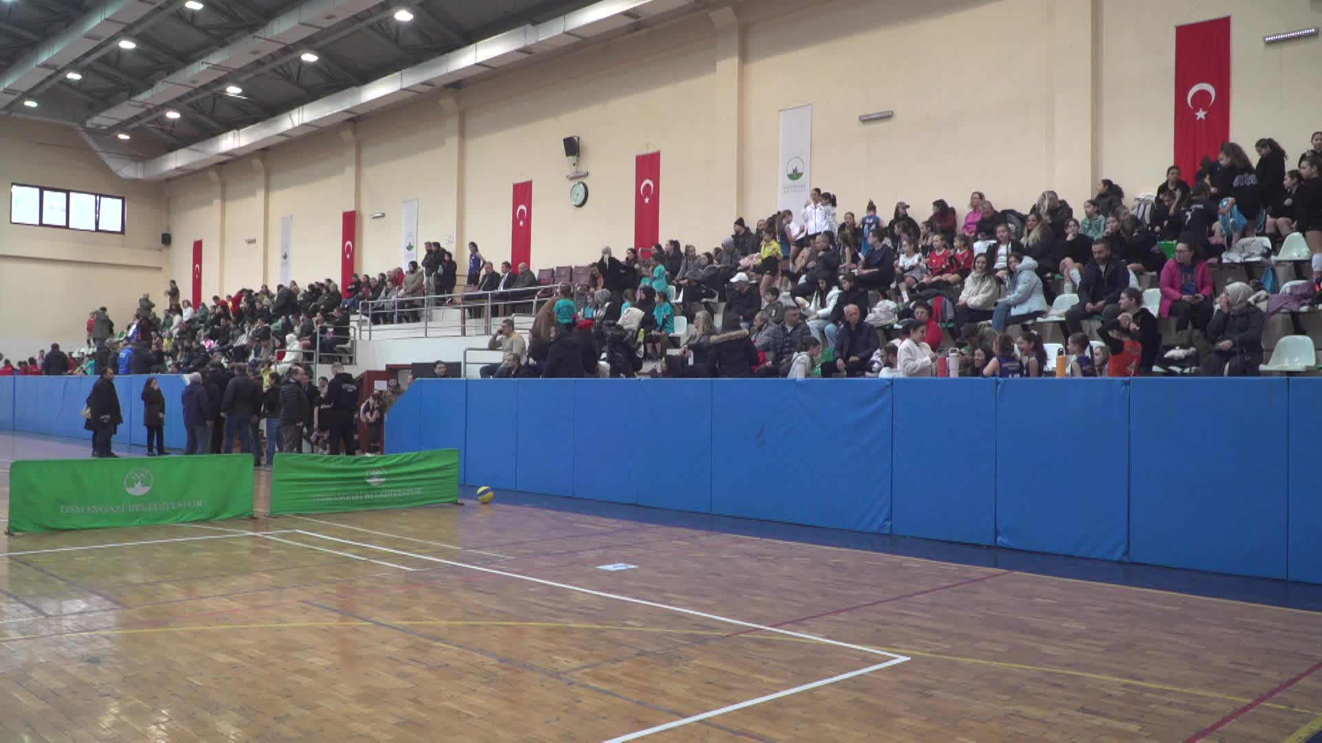 Osmangazi Belediye Başkanı Aydın, Mini Voleybol Turnuvası’nın açılış vuruşunu yaptı