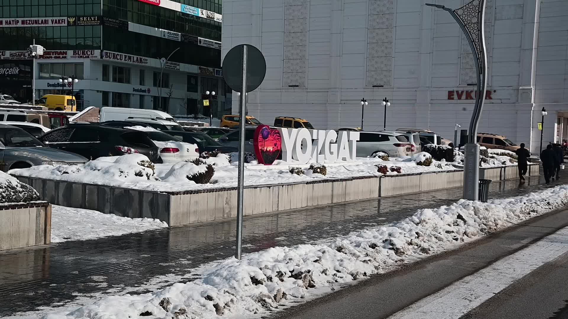En düşük emekli aylıklarına yapılması planlanan bin liralık artış… Yozgatlı vatandaş: “İnsanların neredeyse dilenciliğe mahkum edildiği dönemde bin lirayı gündeme getirmeleri bile utanç verici"