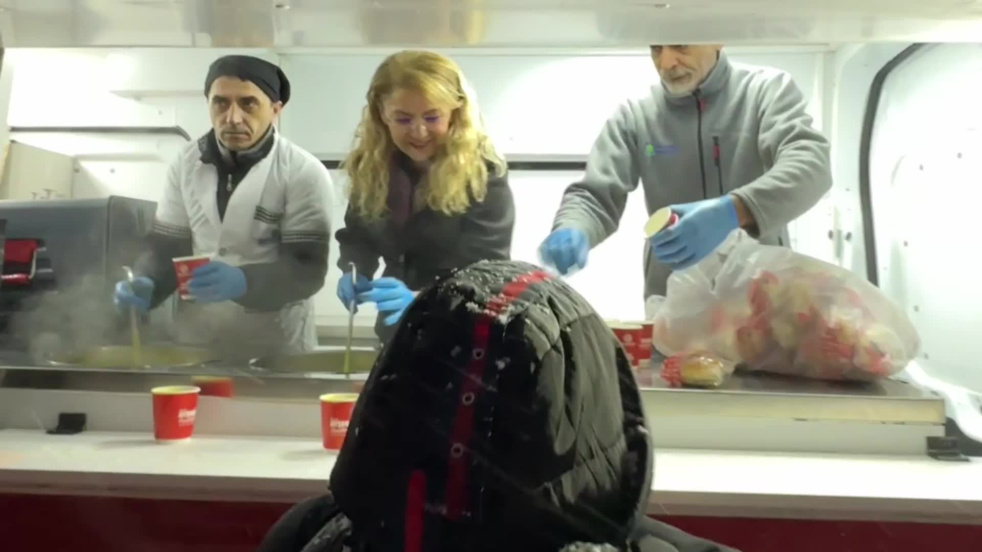 Bakırköy Belediye Başkanı Ovalıoğlu, vatandaşlara çorba ikram etti