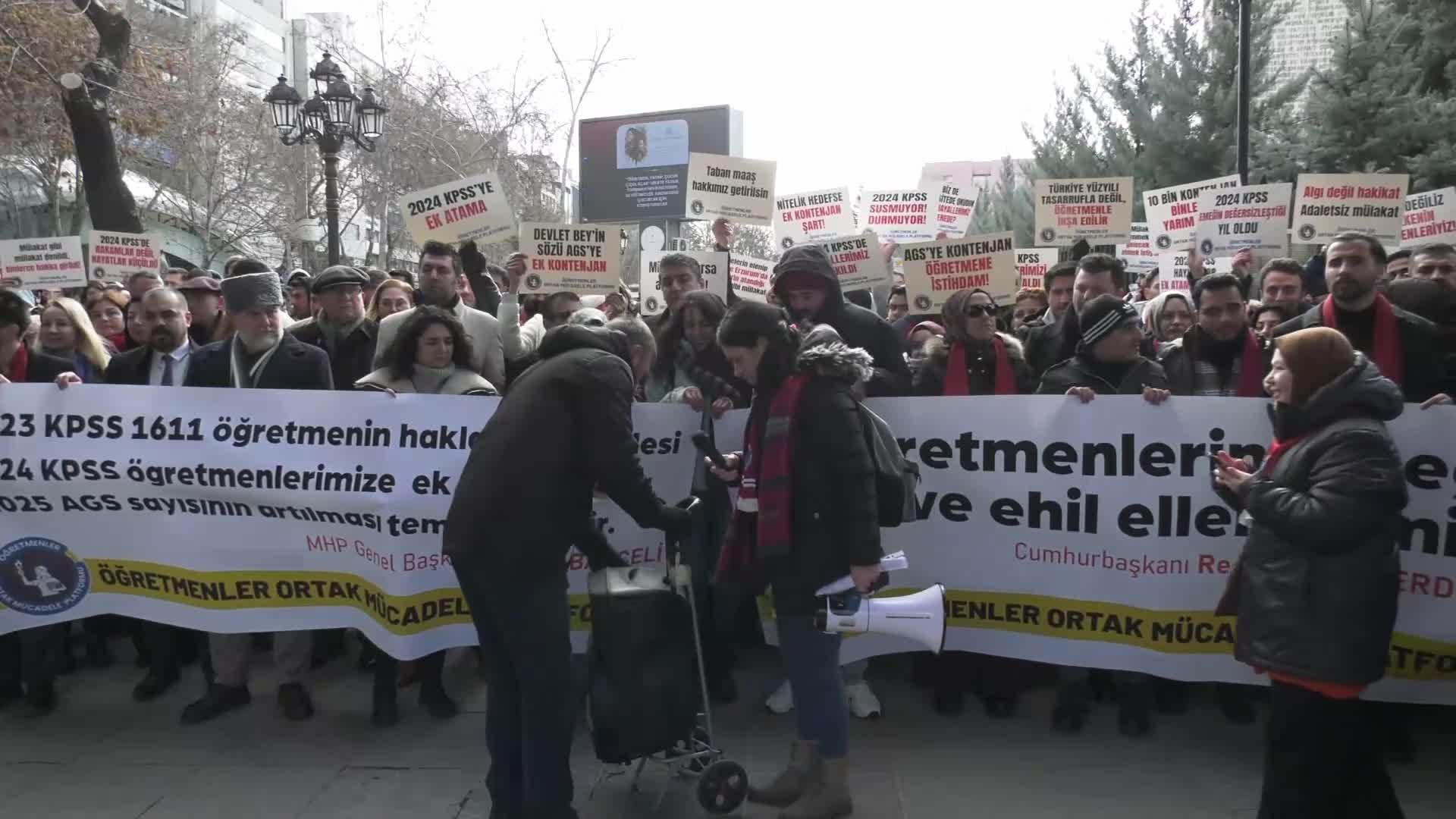 Öğretmenlerden MEB önünde açıklama: "Sorunlarımız ortak; öngörülemezlik, belirsizlik, liyakatten uzak uygulamalar ve öğretmen emeğinin değersizleştirilmesi"