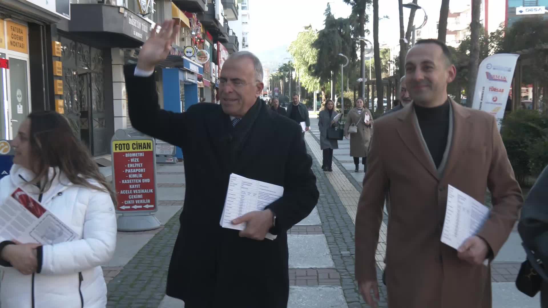 Gaziemir Belediye Başkanı Işık, sokak sokak gezerek Atatürk’lü karne dağıttı