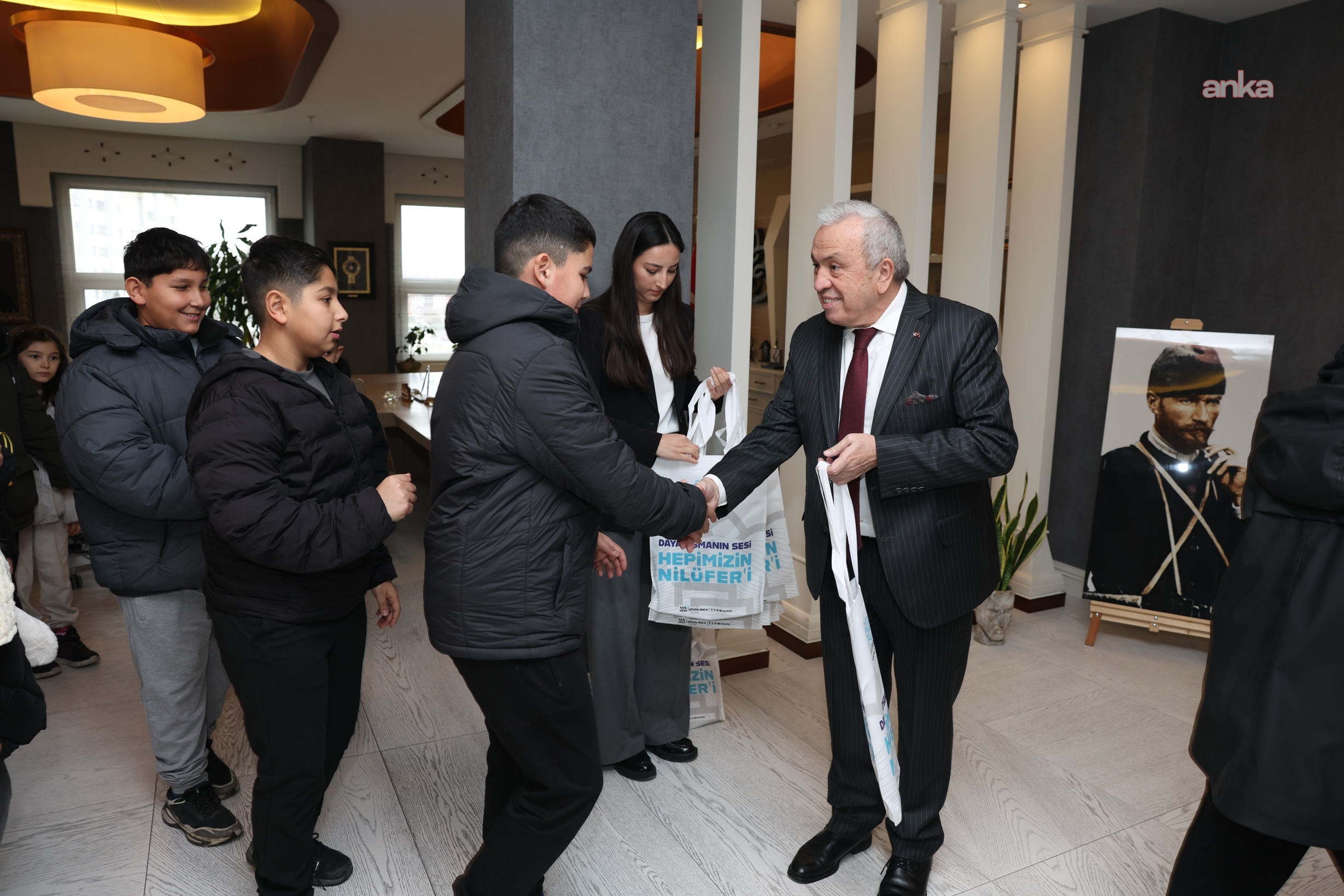 Badırgalı çocuklardan Nilüfer Belediye Başkanı Özdemir'e el emeği hediye