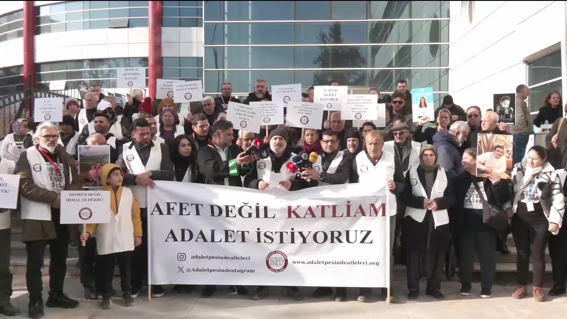 Depremzede ailelerden Adıyaman Adliyesi önünde çağrı: "Olası kast gerçektir, cinayetle yargılayın"