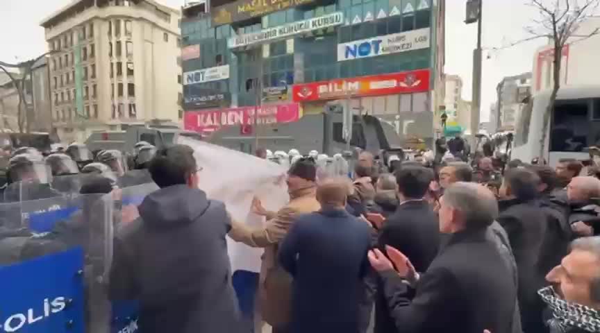 Van'da Rojava yürüyüşüne polis müdahalesi: Eski belediye eş başkanları, il başkanı ve baro başkanı gözaltında
