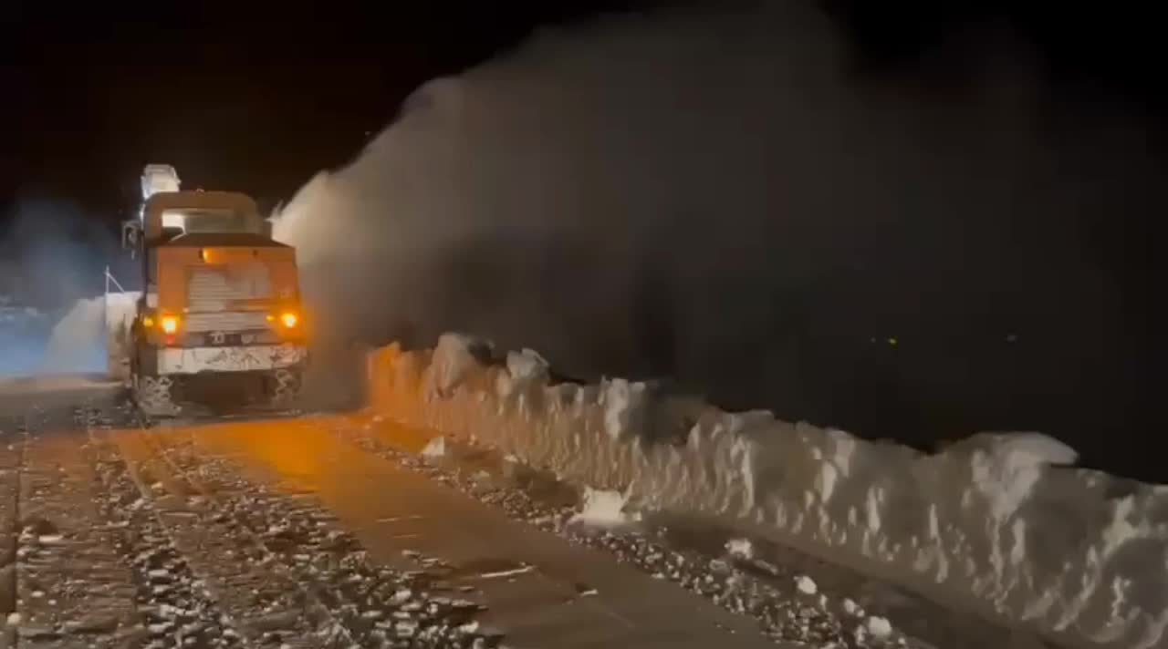 Elazığ'da kar nedeniyle 320 köye ulaşım sağlanamıyor... Bazı kamu görevlileri yarın idari izinli sayıldı, motosikletlerin trafiğe çıkışları bir günlüğüne yasaklandı