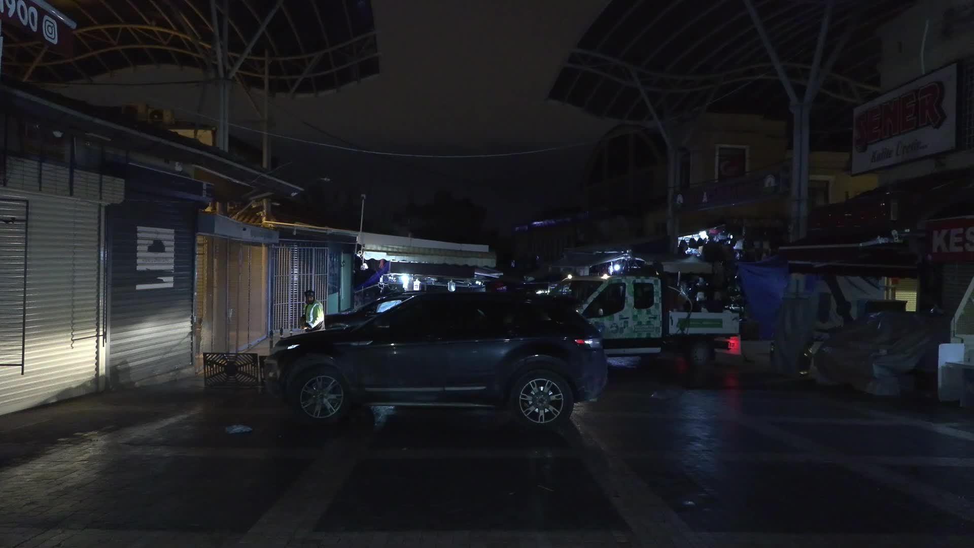 Bursa Büyükşehir Belediyesi'nden Tarihi Çarşı ve Hanlar Bölgesi'nde gece mesaisi
