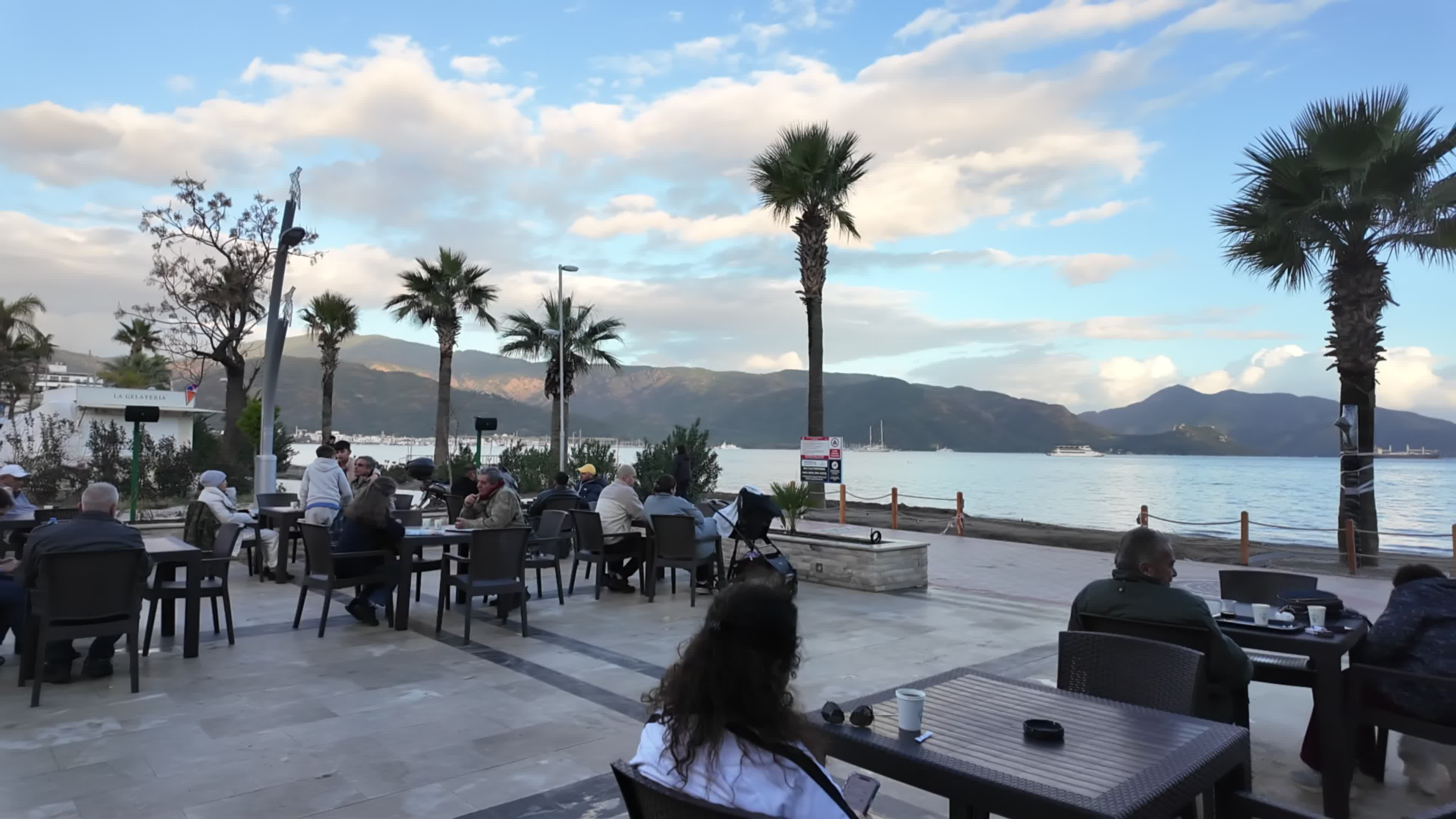 Marmaris Belediyesi Halk Plaj Kafe'ye kış günlerinde de yoğun ilgi