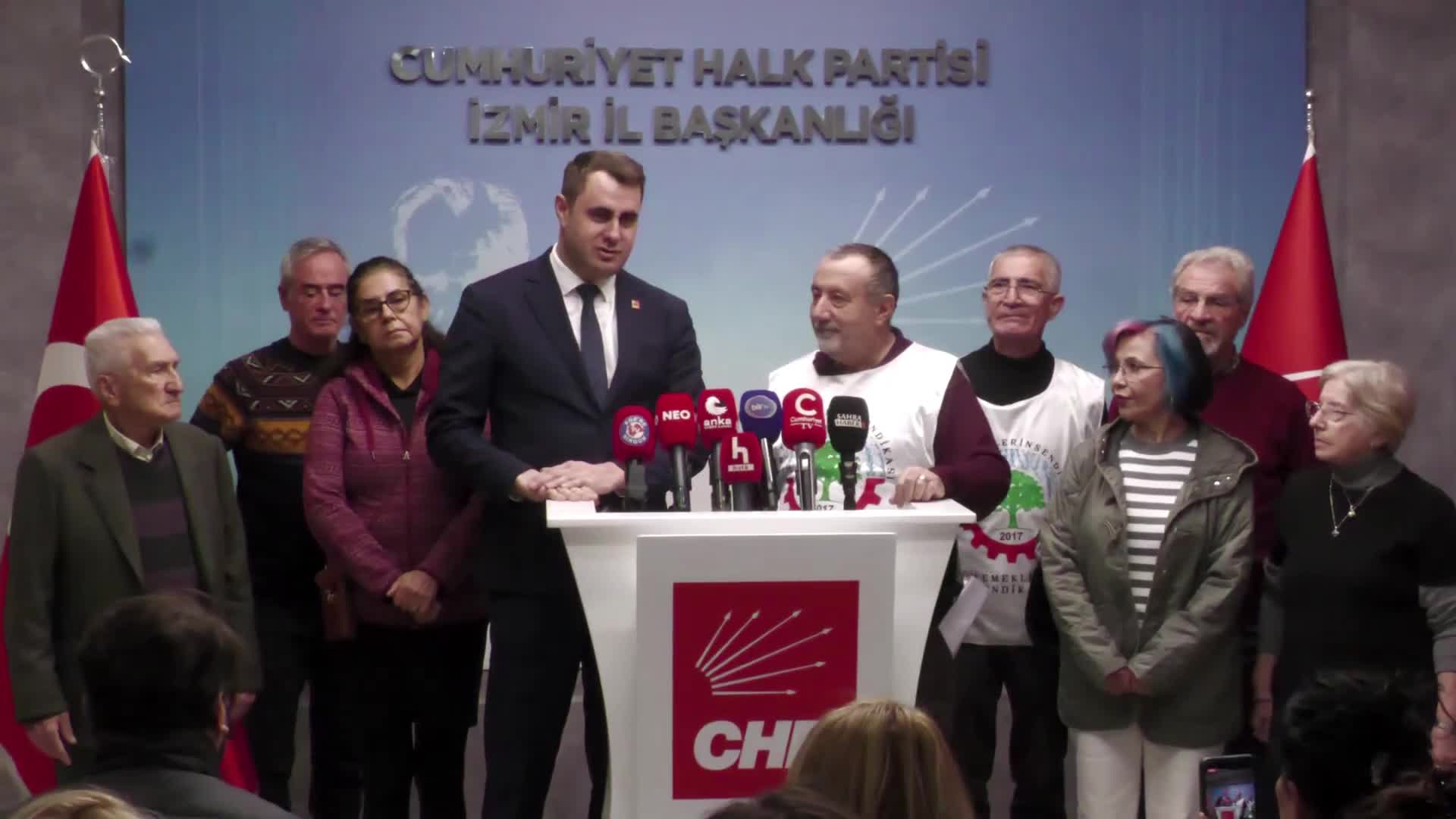 CHP İzmir İl Başkanlığı’nda emeklilerden iktidara ekonomik kriz tepkisi