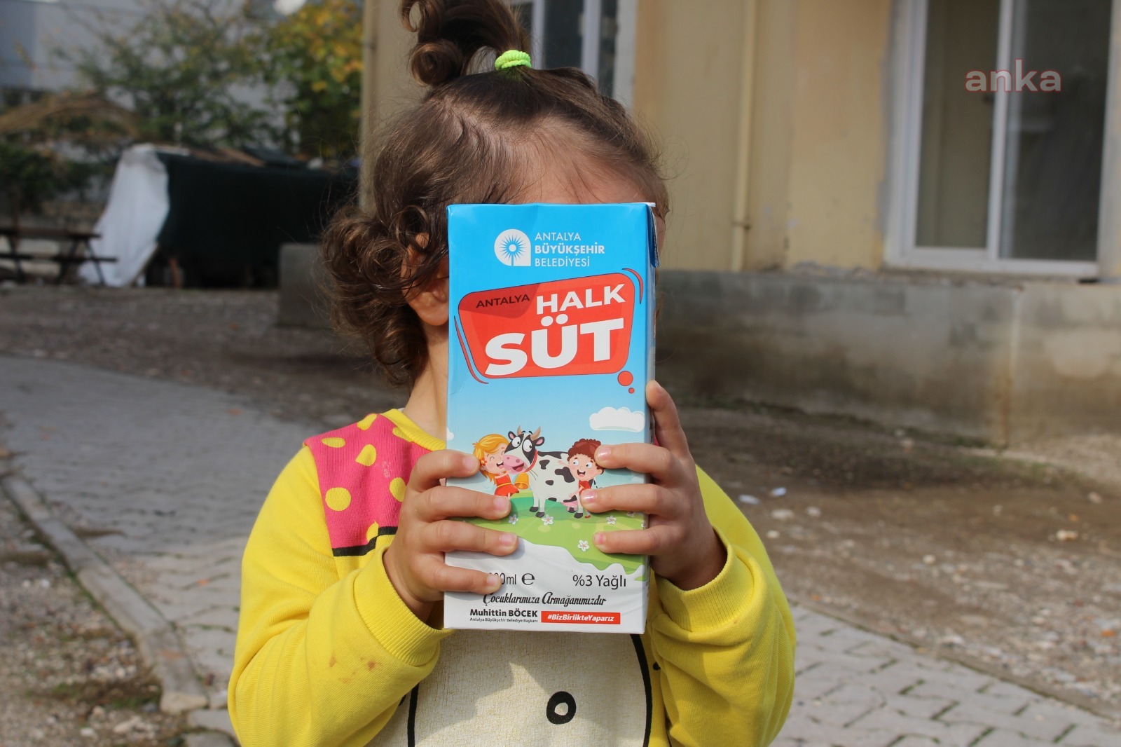 HALK SÜT PAKETLERİ, ÇOCUKLARLA BULUŞUYOR