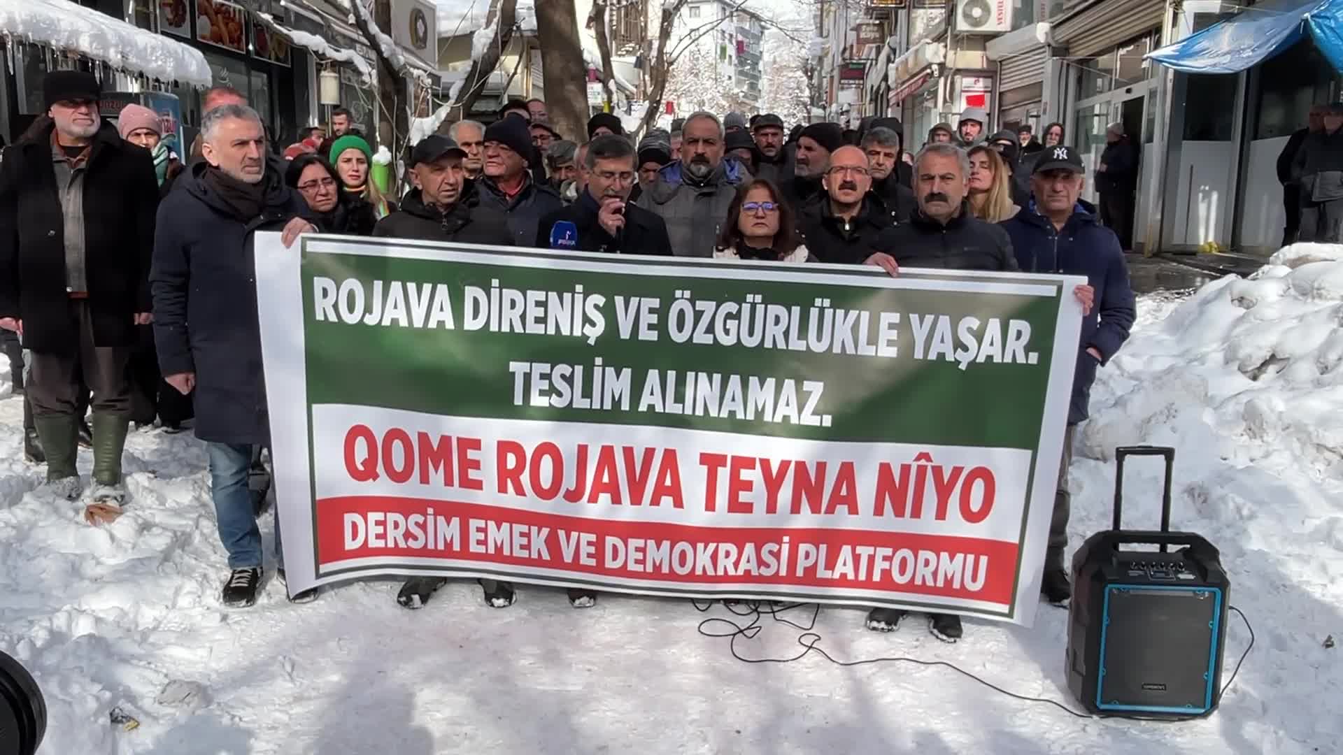 Suriye’deki gelişmeler Tunceli’de protesto edildi... DEM Parti Tunceli İl Eş Başkanı Özcan Ateş: "Kürtlere yönelik saldırılar derhal durdurulmalı"