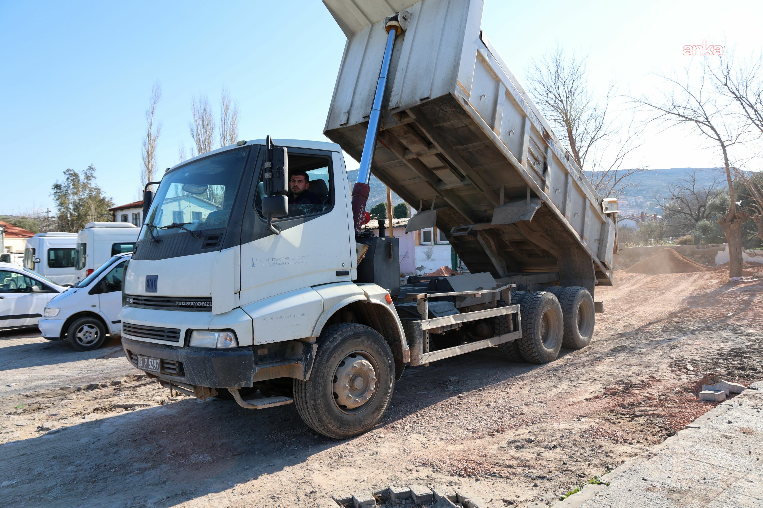 Foça ilçe garajında çevre düzenleme çalışmaları sürüyor