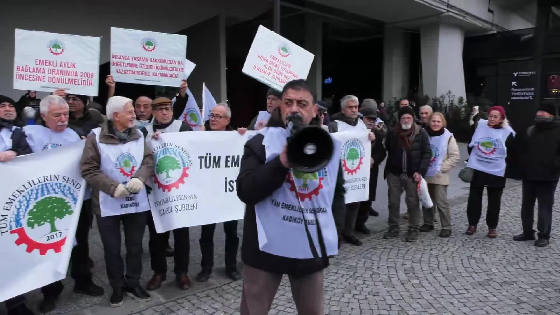 Emekliler Söğütlüçeşme'den iktidara seslendi: "Bıçak kemikte. Bundan sonra; çalışırken kazaya kurban giden, soğukta kaybedilen, tedavi edilemeyen, beslenemeyen, barınamayan her emeklinin yaşamından siz sorumlusunuz"