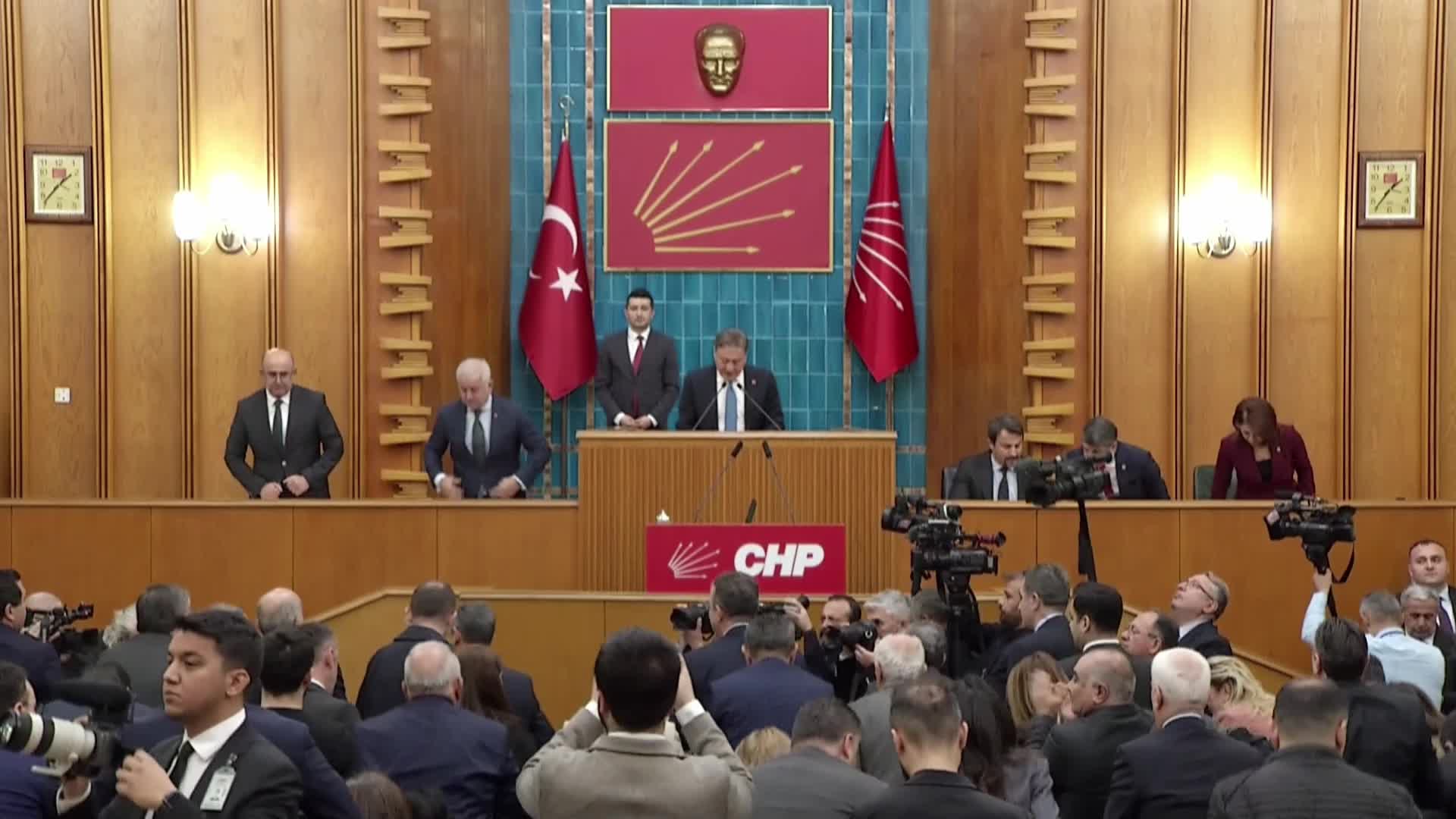 CHP grup toplantısı... Özgür Özel'den Erdoğan'a çağrı: "6 Şubat'ta gel birlikte gidelim Hatay'ın sokaklarını gezelim, var mı cesaretin?"