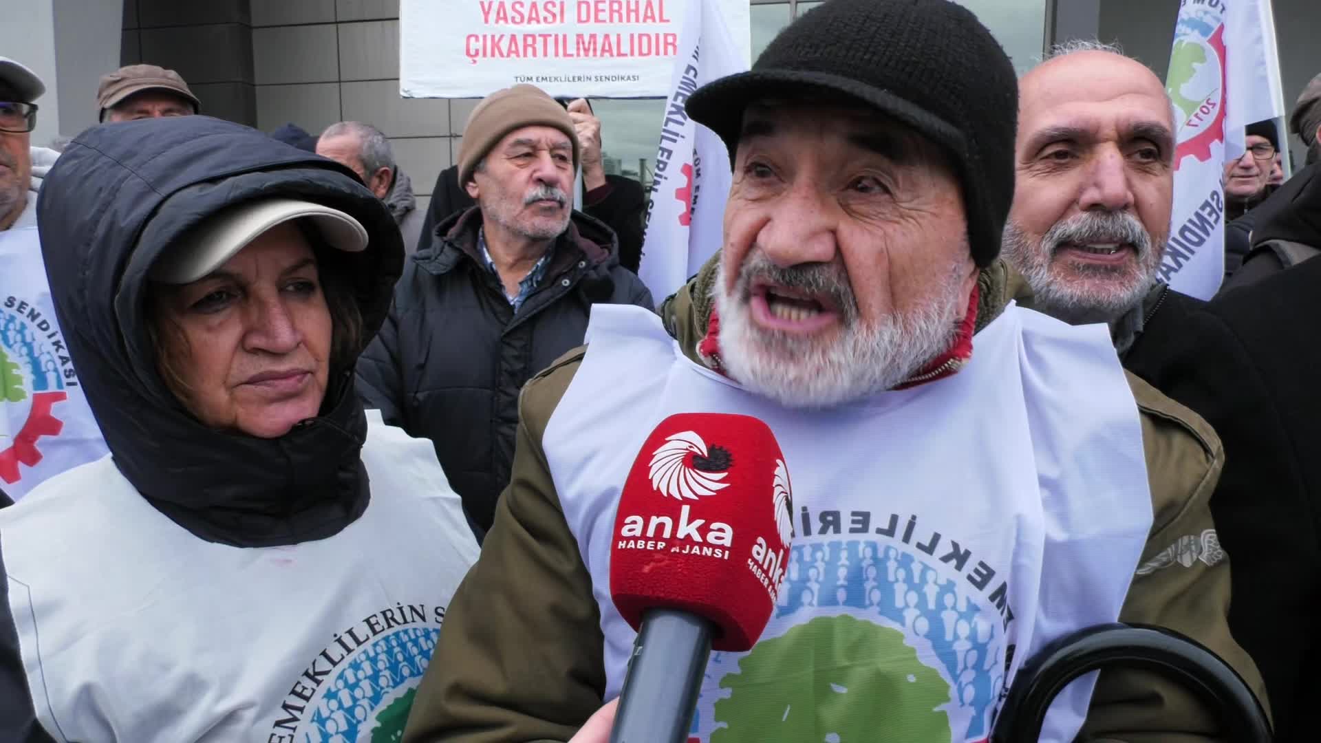 Söğütlüçeşme emekli eyleminde ANKA'ya konuşan emekliler: Emekliler ölsünler diye bakıyorlar ama ölmeyeceğiz, direneceğiz